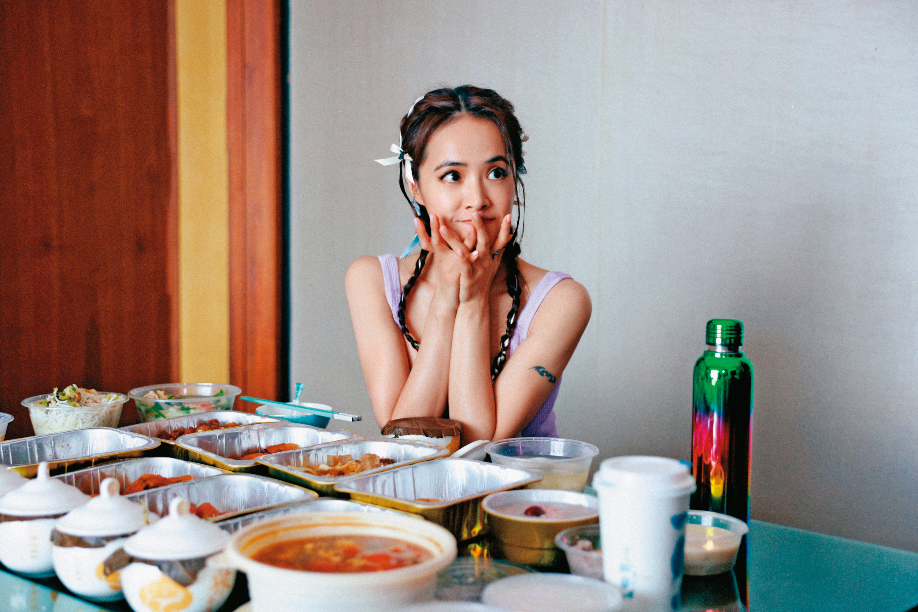 蔡依林在中國大陸巡迴期間拍攝了一系列的吃播影片，了解當地文化。（翻攝自蔡依林工作室微博）