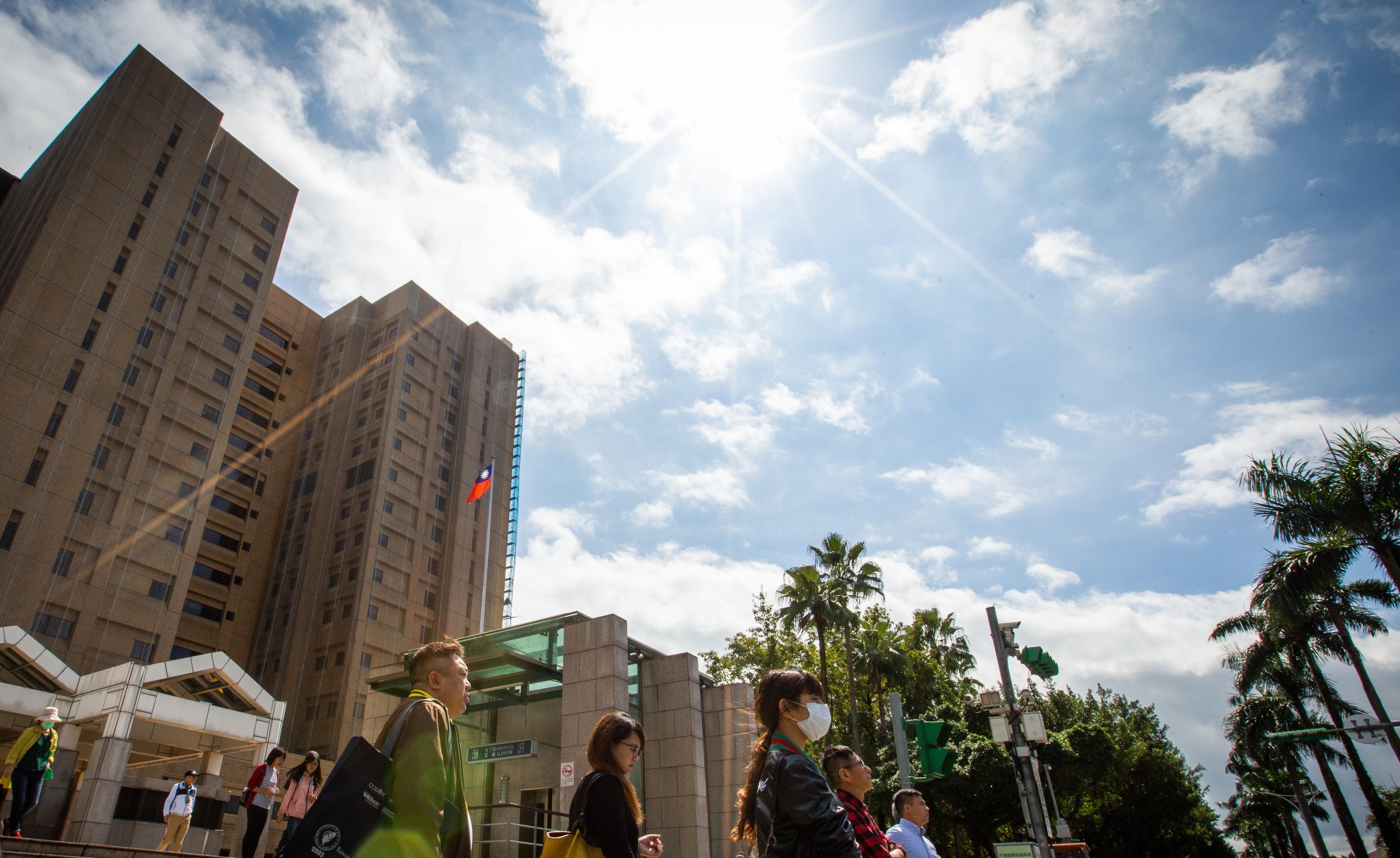 今是夏至，太陽直射北回歸線，鄭明典示警外出要注意防曬。（示意圖，本刊資料照）
