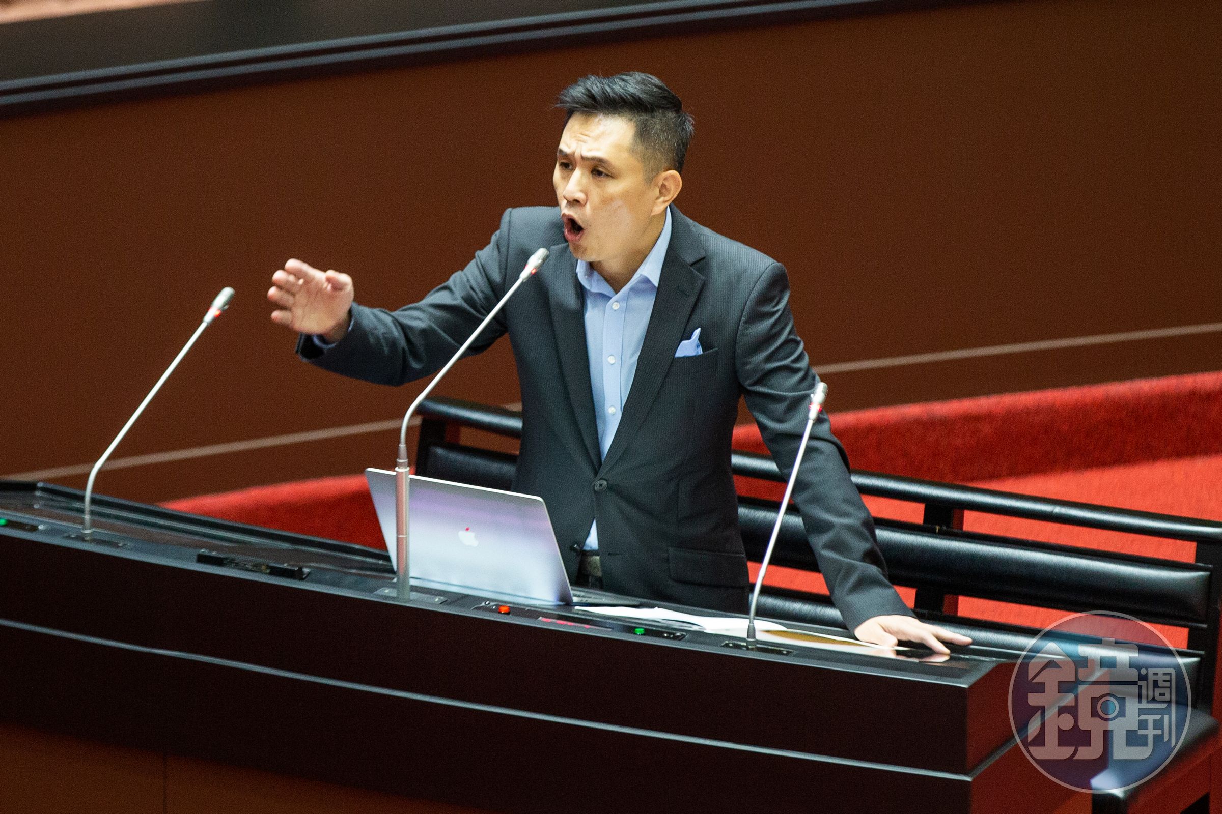 陳以信自嘲，立委選輸王定宇，大概是因為自己沒有對方「能幹」。（本刊資料照）