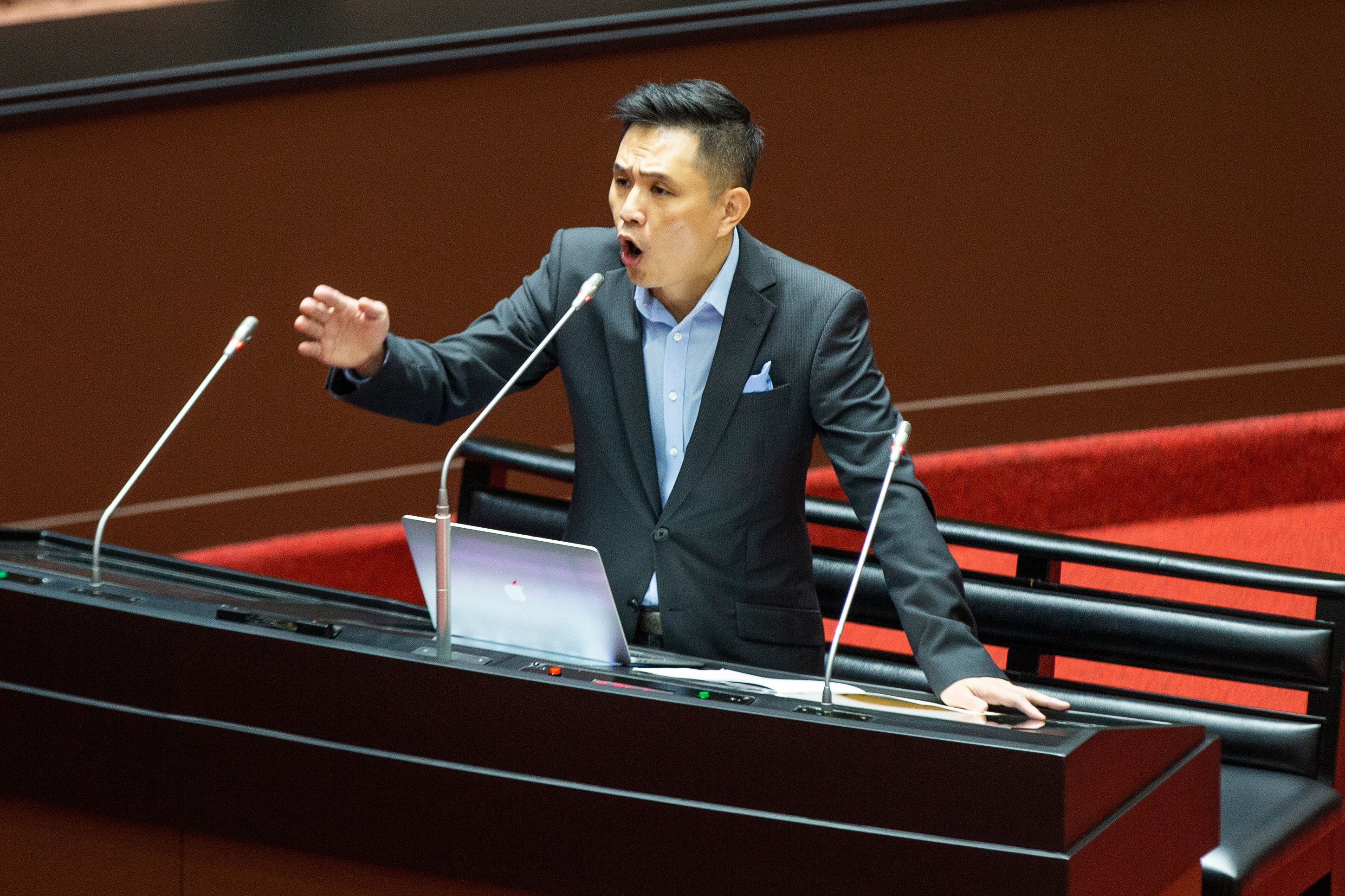 陳以信自嘲，立委選輸王定宇，大概是因為自己沒有對方「能幹」。（本刊資料照）