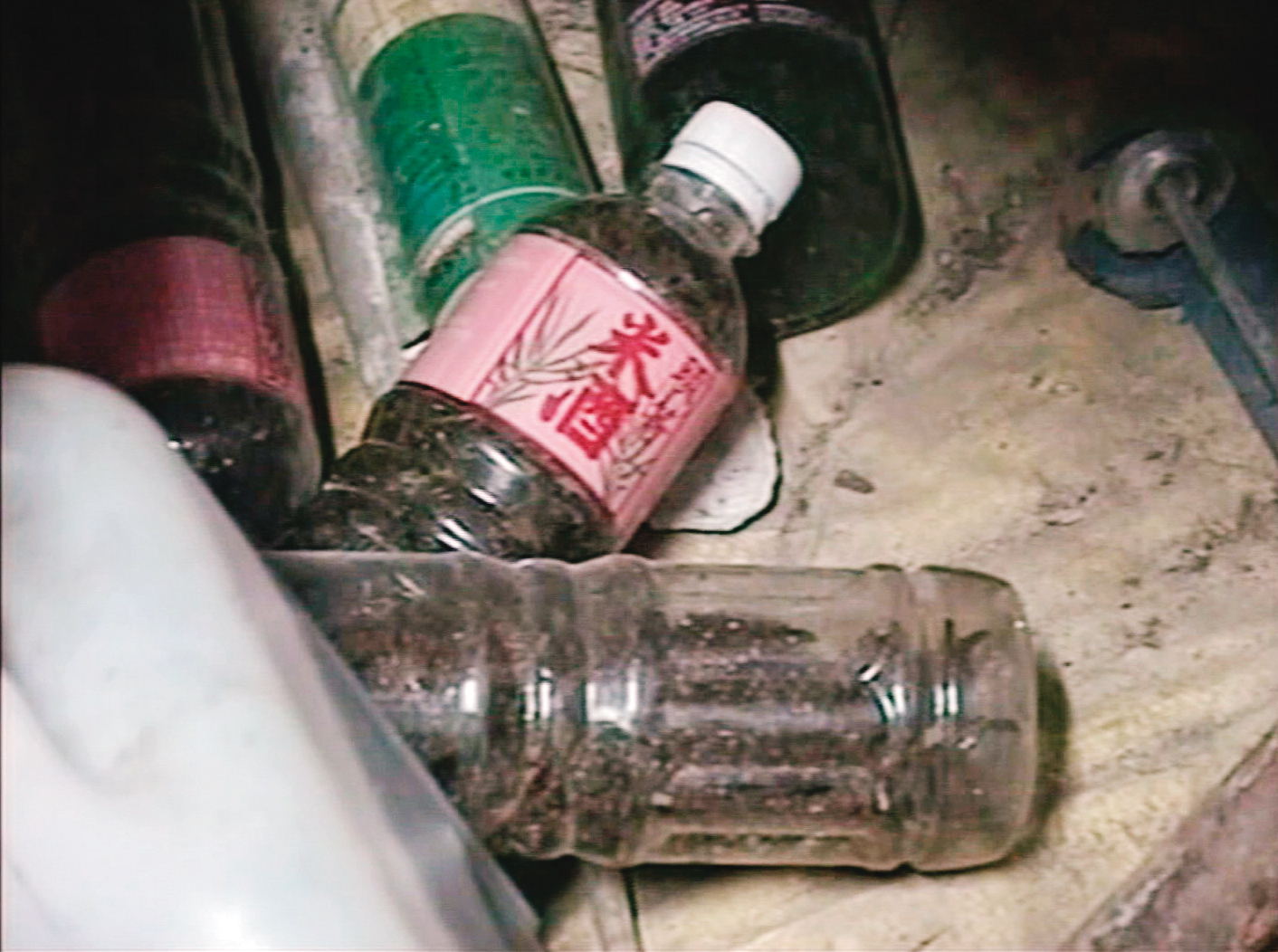 警方在林家發現數個米酒空瓶，事後查出其中一瓶被下毒。（東森新聞提供）
