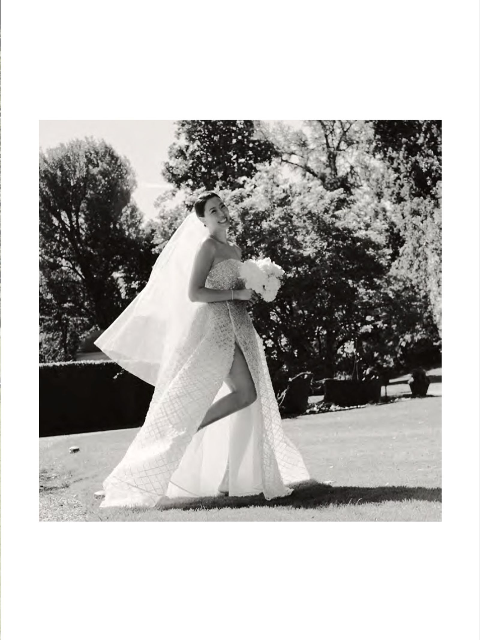 林又立穿著婚紗小露修長美腿，名模身段依舊。（翻攝林又立臉書）