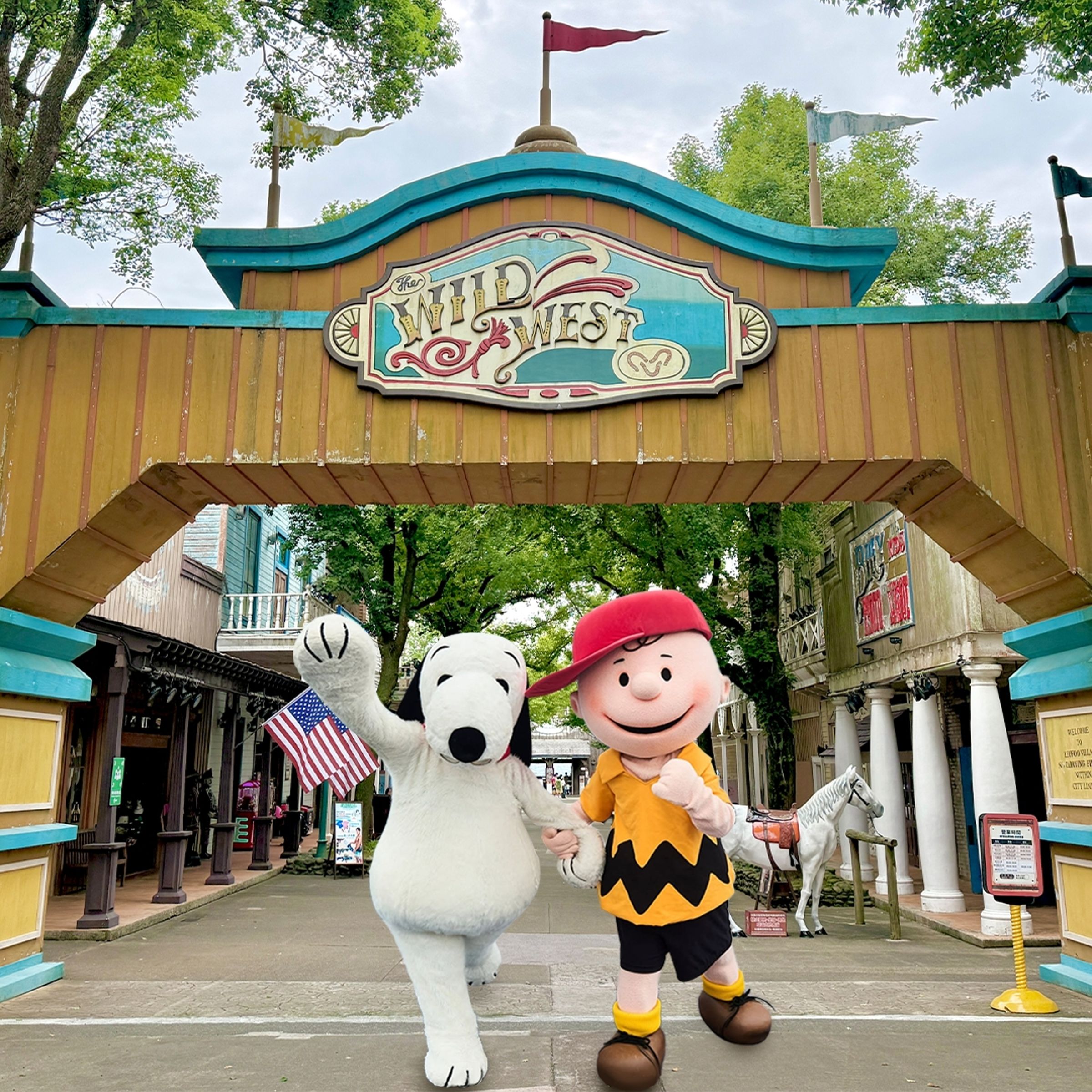 「SNOOPY與查理布朗見面會」於8月每週末登場，粉絲可近距離與人氣角色互動合影。（六福村提供）