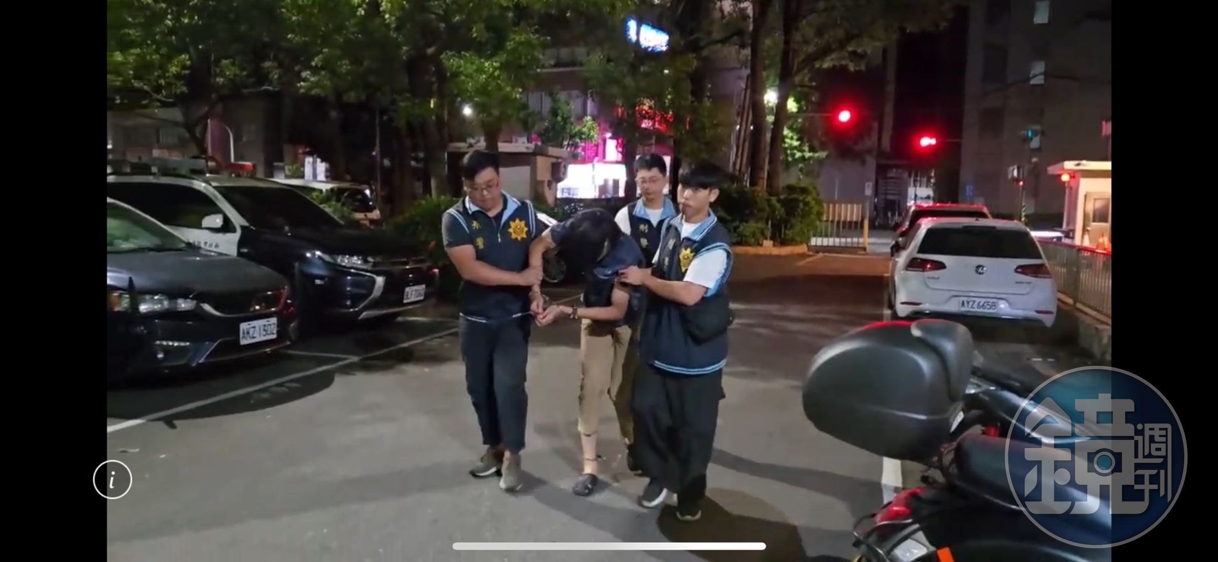 警方今晨將陳嫌帶回分局偵訊。（讀者提供）