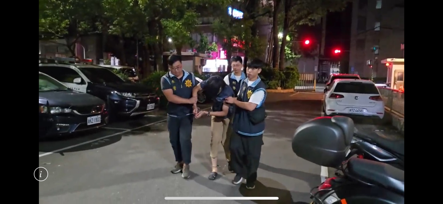 警方今晨將陳嫌帶回分局偵訊。（讀者提供）