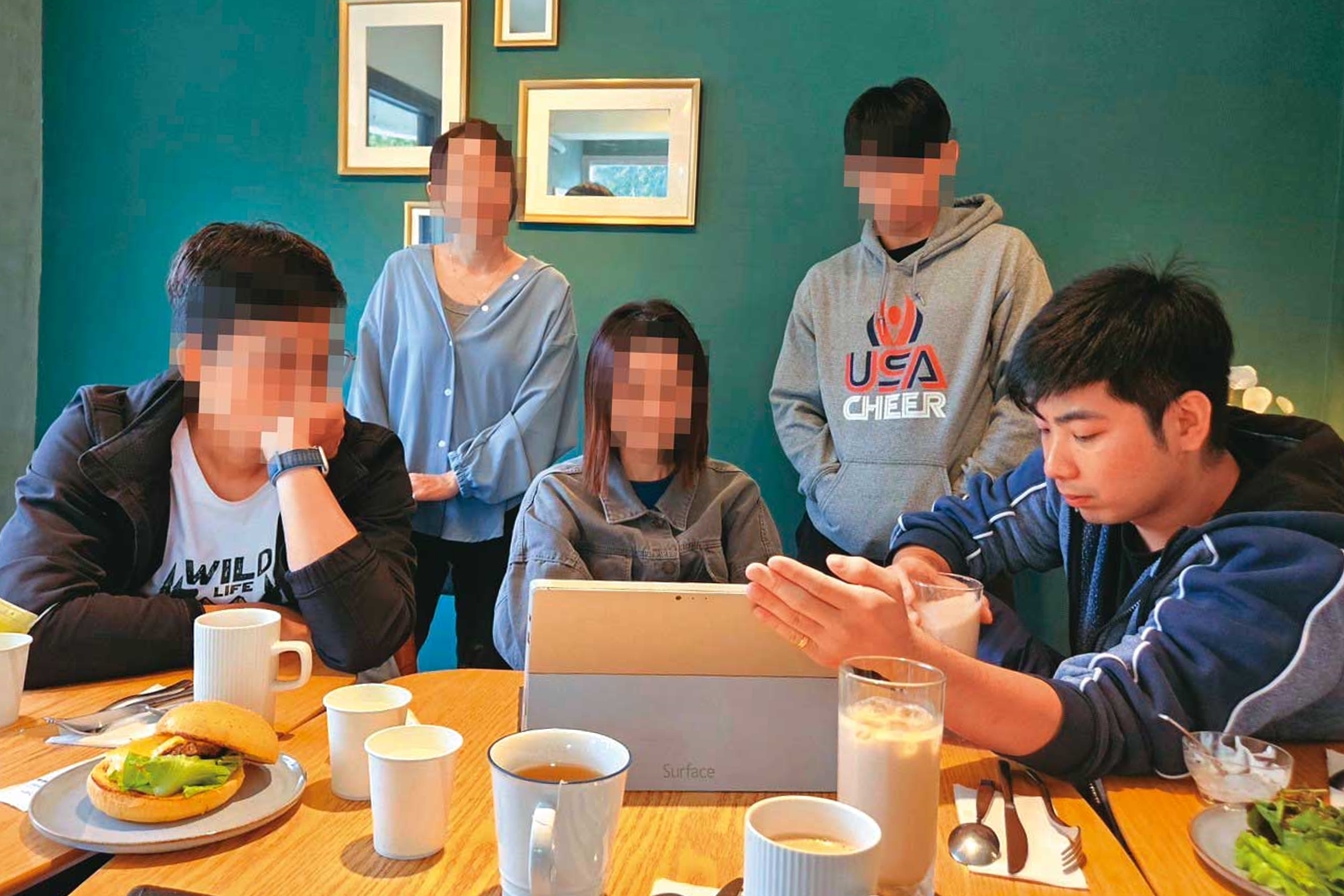 資產公司老闆李孟儒（右1）先用話術誘騙債務人，接著坑殺對方。（讀者提供）