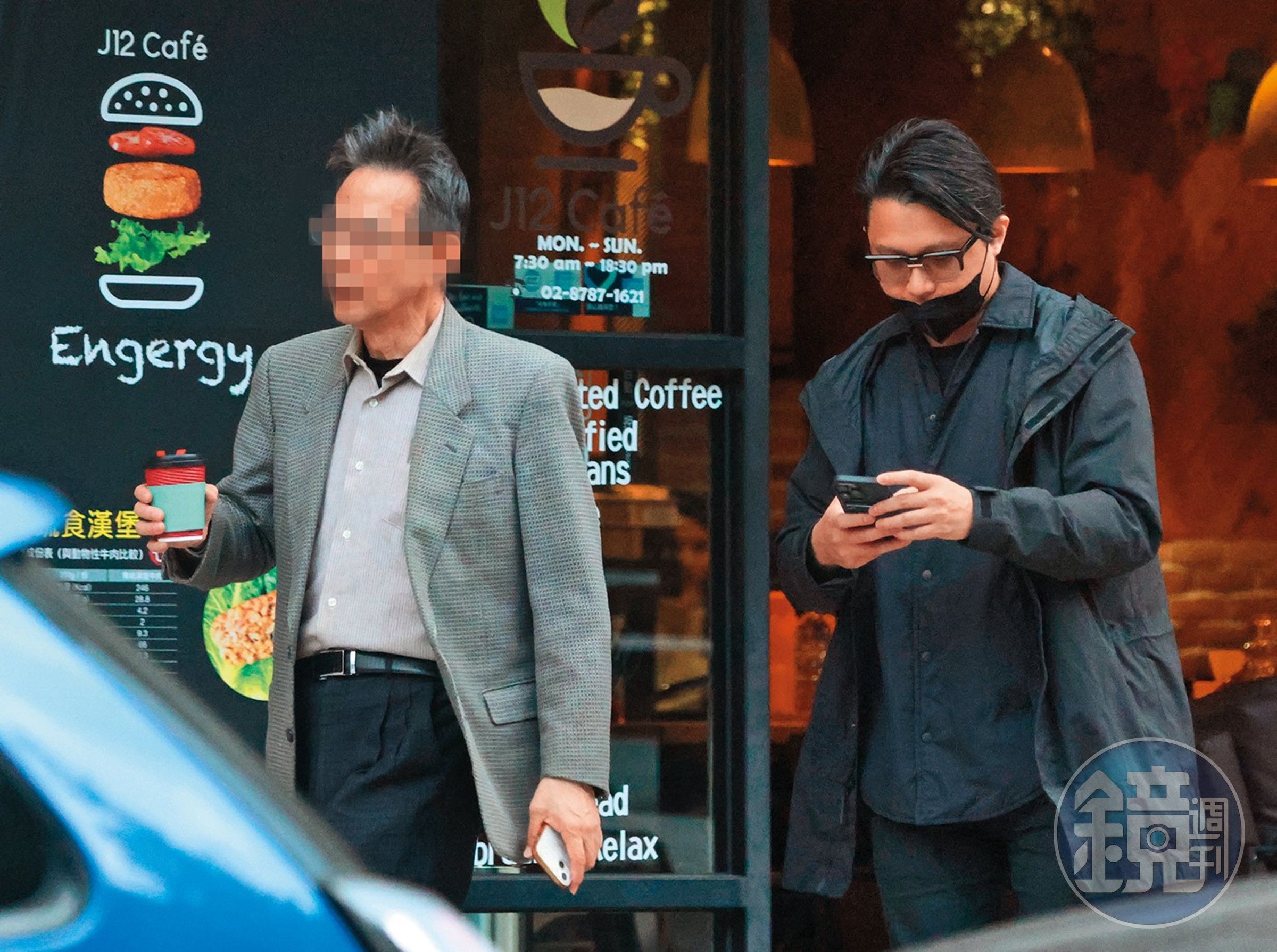 16：14，柯汶利（右）與張鈞甯的爸爸（左）在咖啡店相見，也可得知他與張鈞甯已到見爸媽的地步了。