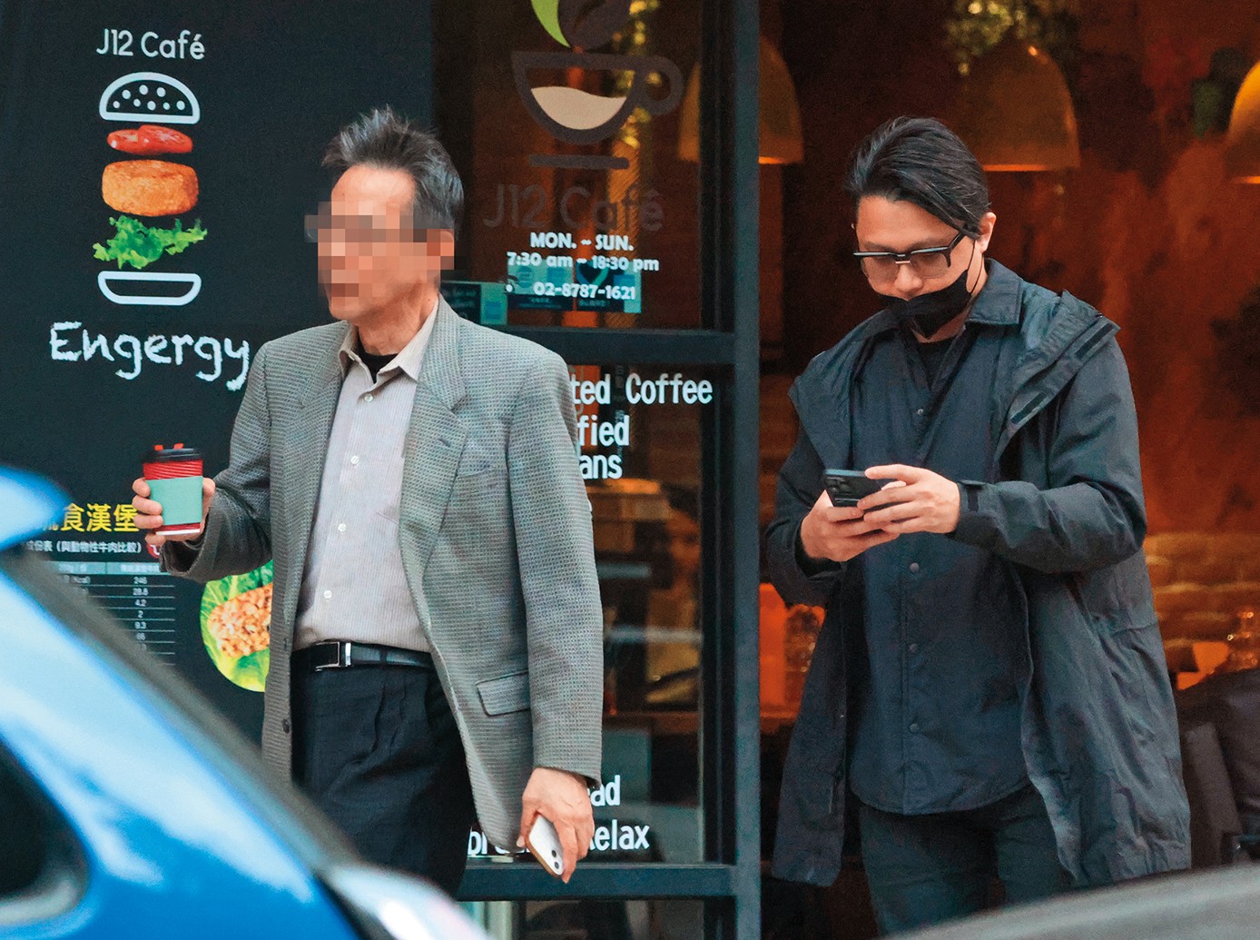 11月24日16：14，柯汶利（右）與張鈞甯的爸爸（左）在咖啡店相見，也可得知他與張鈞甯已到見爸媽的地步了。