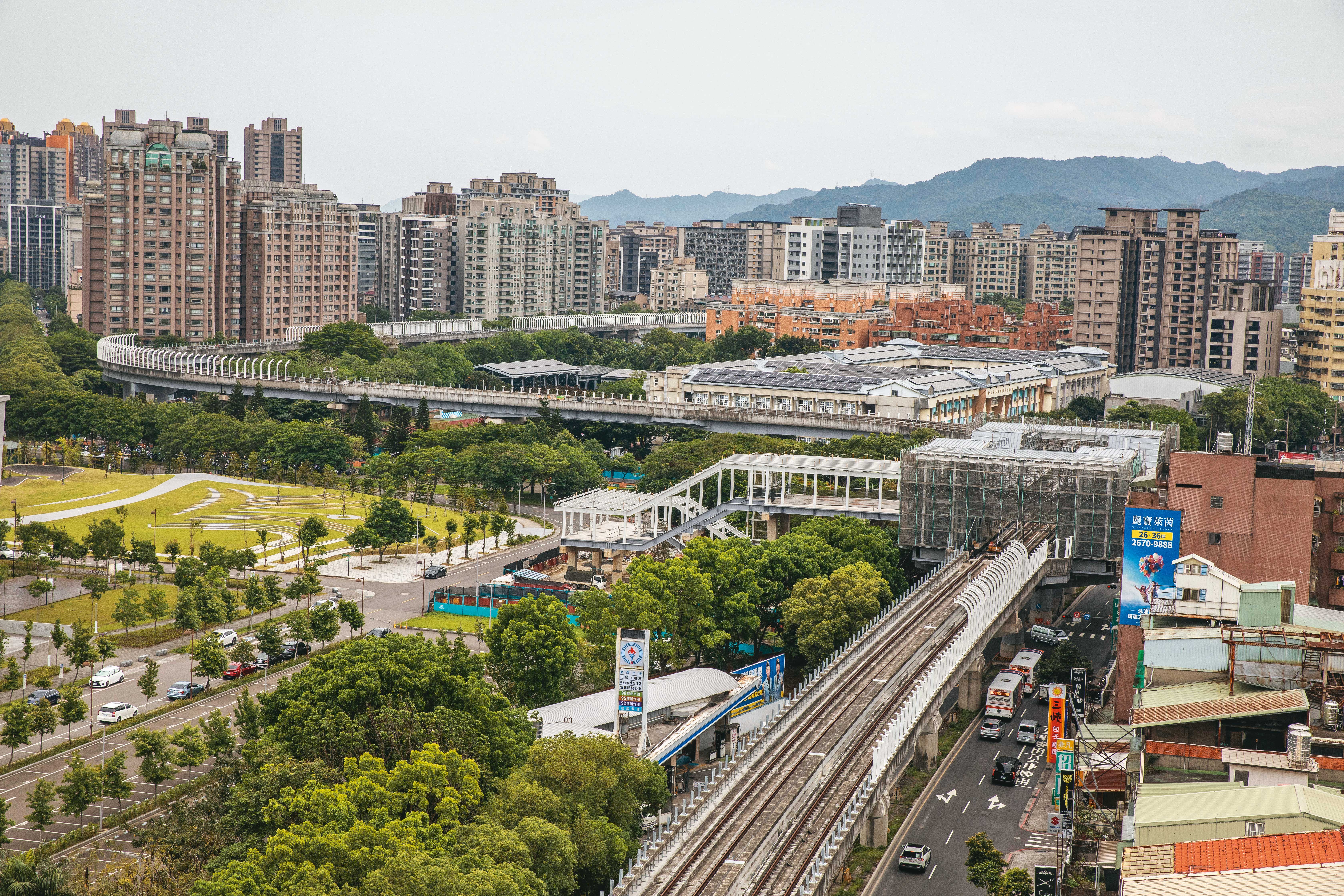 大台北捷運路網持續開挖並往蛋白區延伸，本刊精選3大站點，首購族可用單價4字頭入手新北千萬宅。圖為明年底通車的捷運三鶯線台北大學站（LB07）。