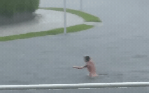 雷雨交加之下，有人全裸出現在員林龍燈公園滯洪池。（翻攝自彰化縣媒體記者協會 ）