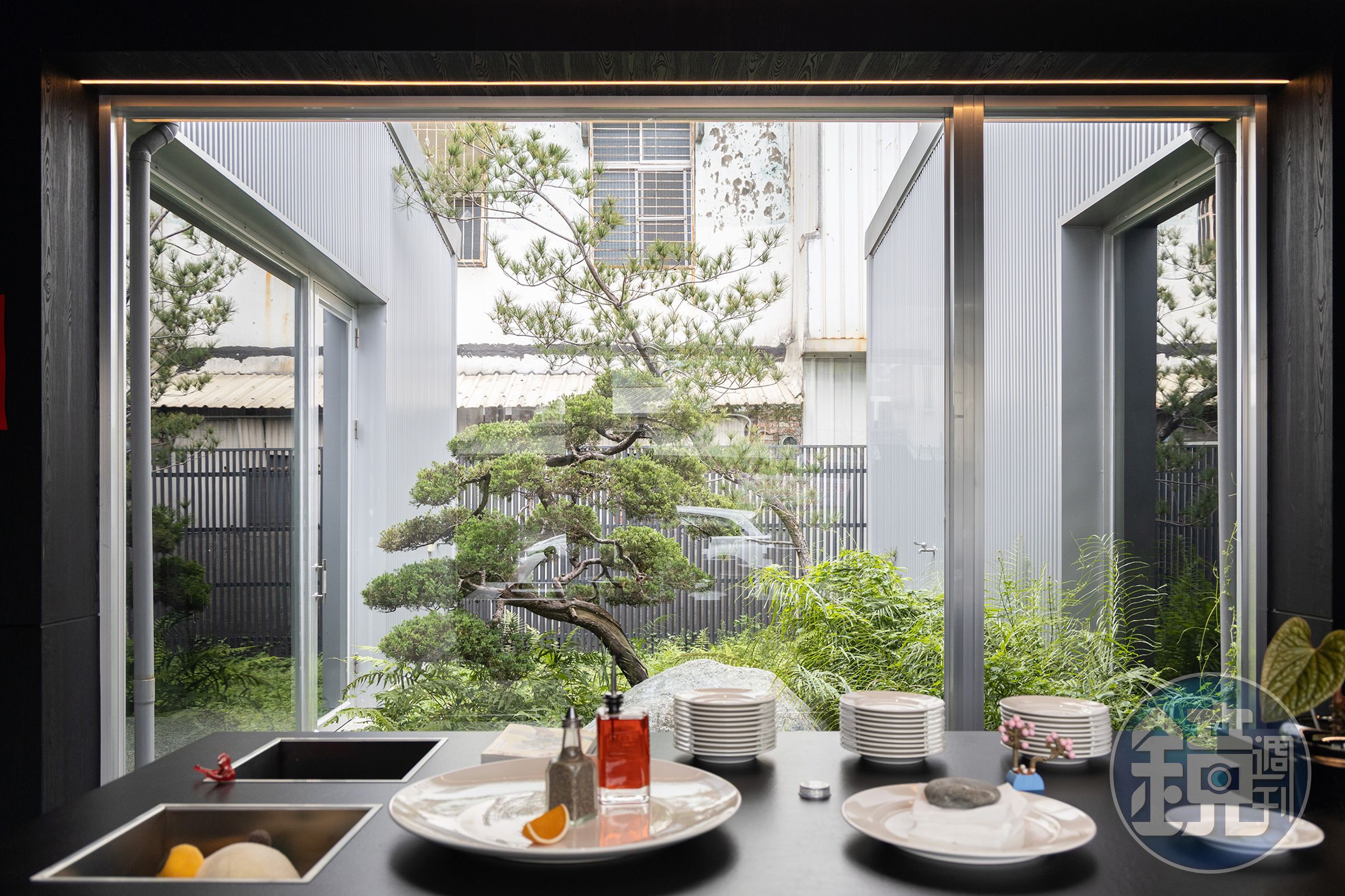 餐廳中間特別打造一面可欣賞日式庭園的落地窗，是老闆小宇的巧思。