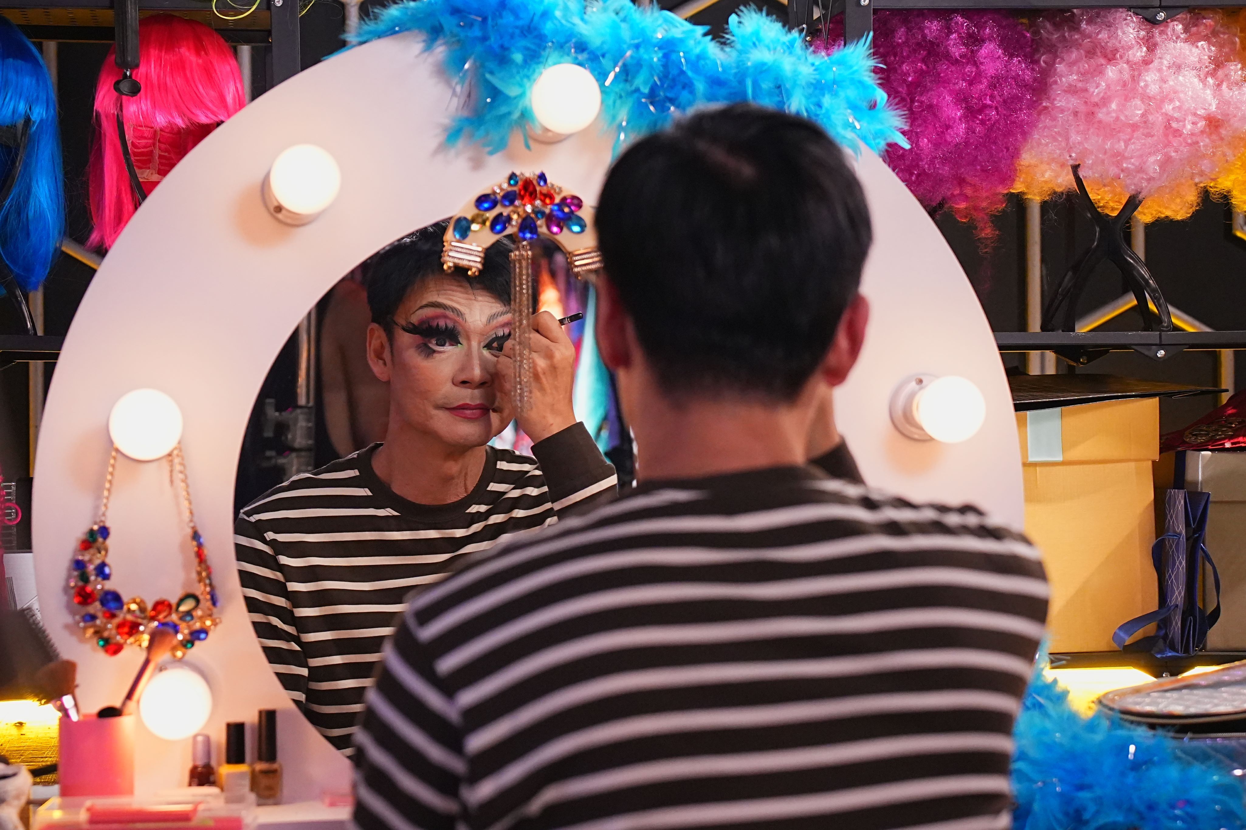 新加坡喜劇天王李國煌在《男兒王2》裡再度發揮搞笑實力。（華映提供）