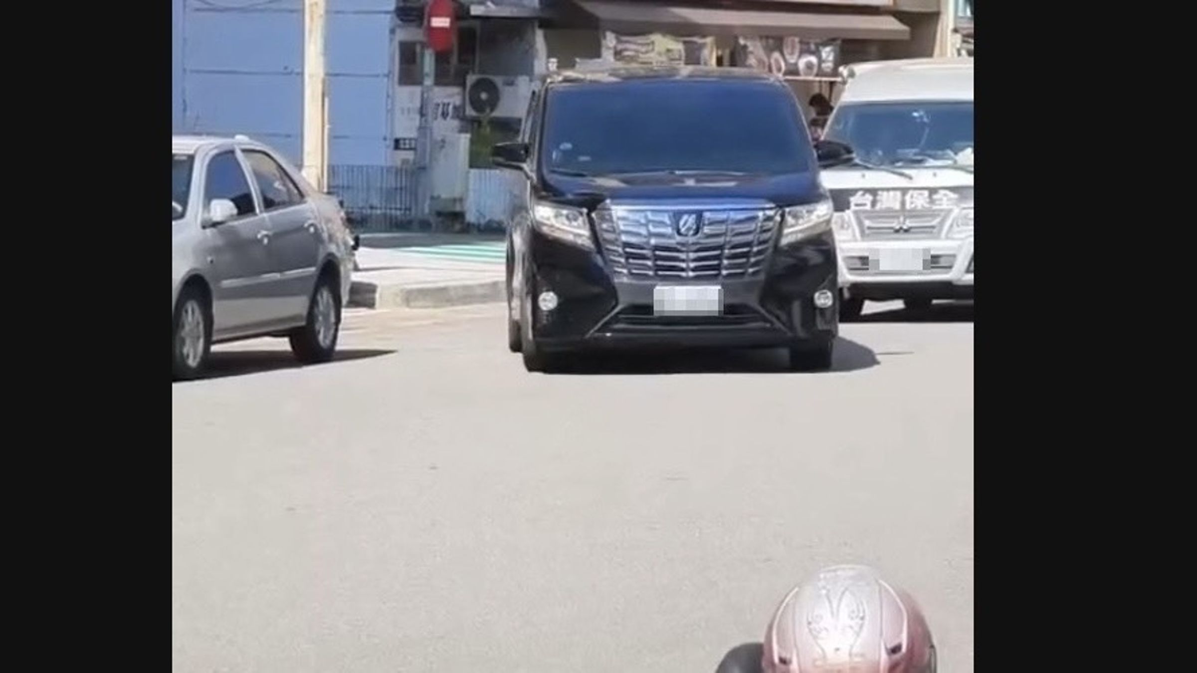 黃世杰座車違停後駛出，後方保全車急煞，場面驚險。（翻攝詹江村臉書）