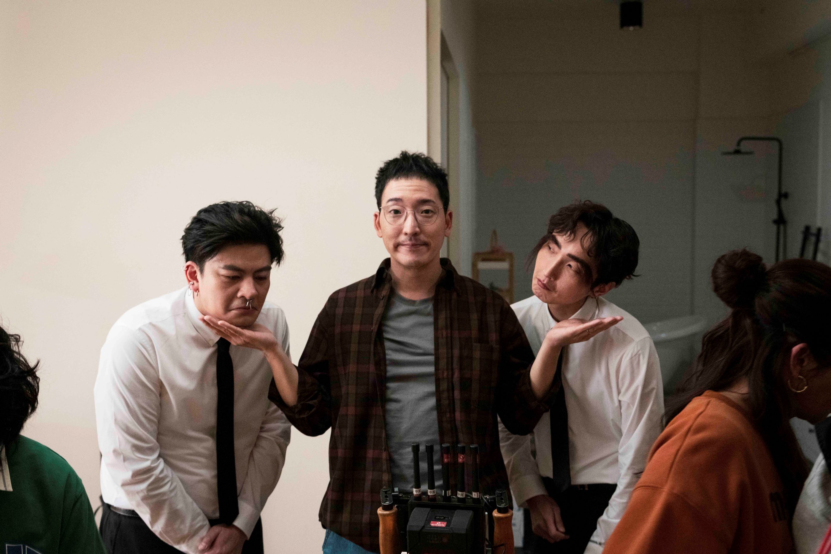 公視人生劇展《拍射吧廷方》帶黑色幽默風格　主演許時豪（中）、搭檔喜劇團體「嚎哮排演」黃建豪（左）、蕭東意（右）詮釋協助地府陰差拍ＡＶ的導演「萬廷方」。（公視提供）