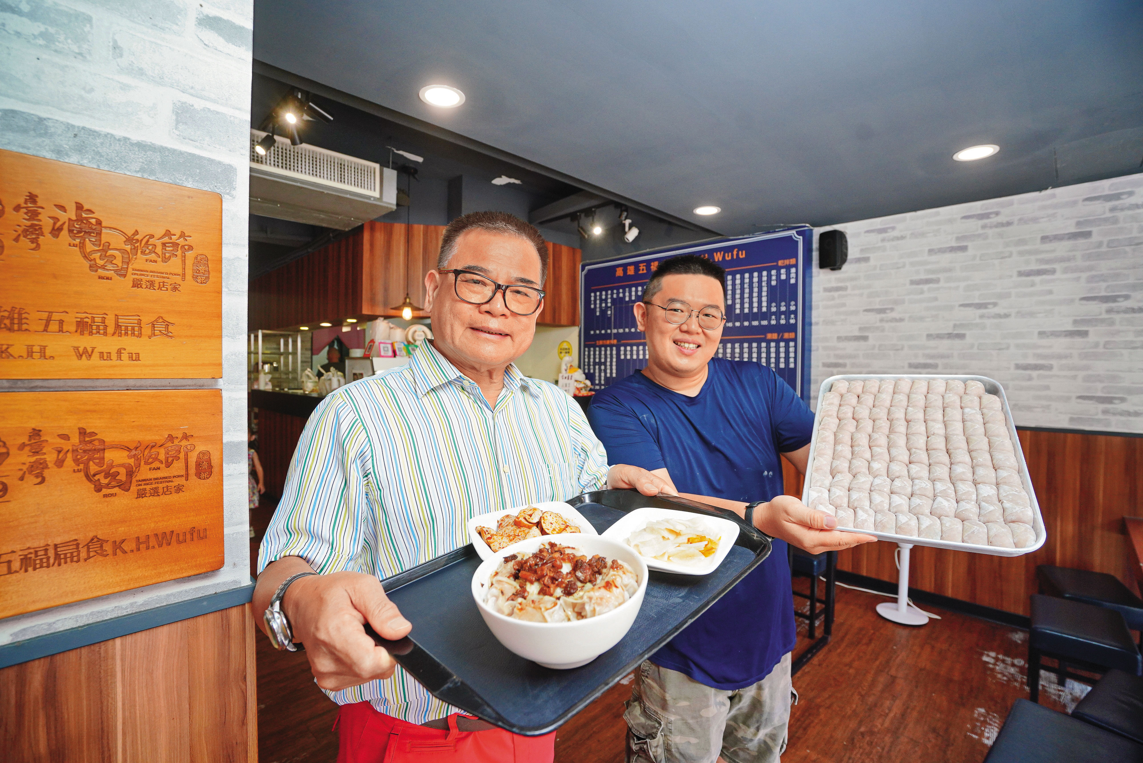 「高雄五福扁食」北漂到台北東區開店後,在第二代老闆林進泰(左)手上做出名聲。現已交棒給第三代,在大直、內湖開二代店,至今已走過65個年頭。