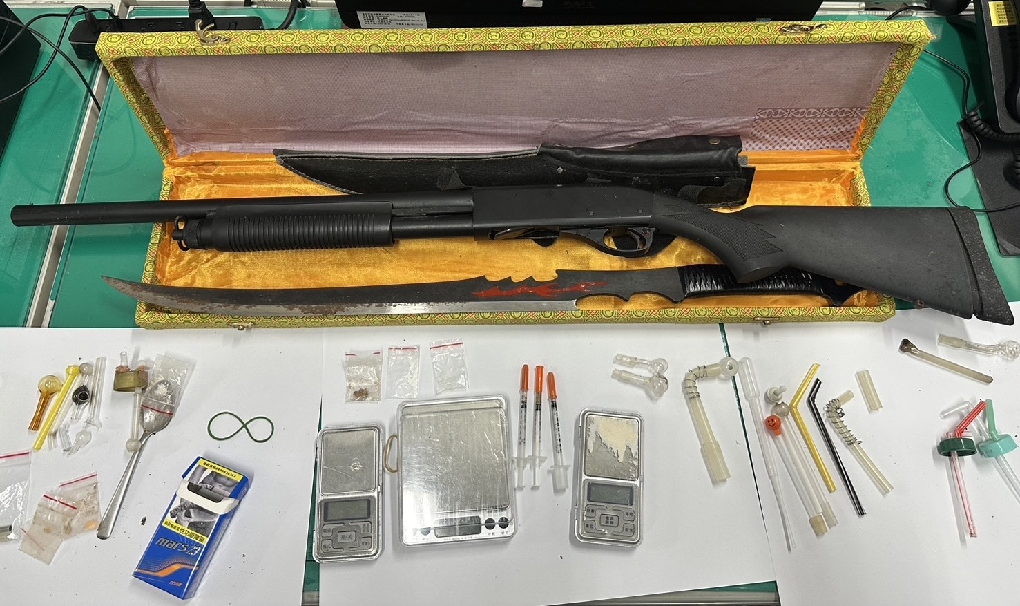 警方在林男住處起出各式毒品，還查獲霰彈槍及開山刀。（翻攝畫面）