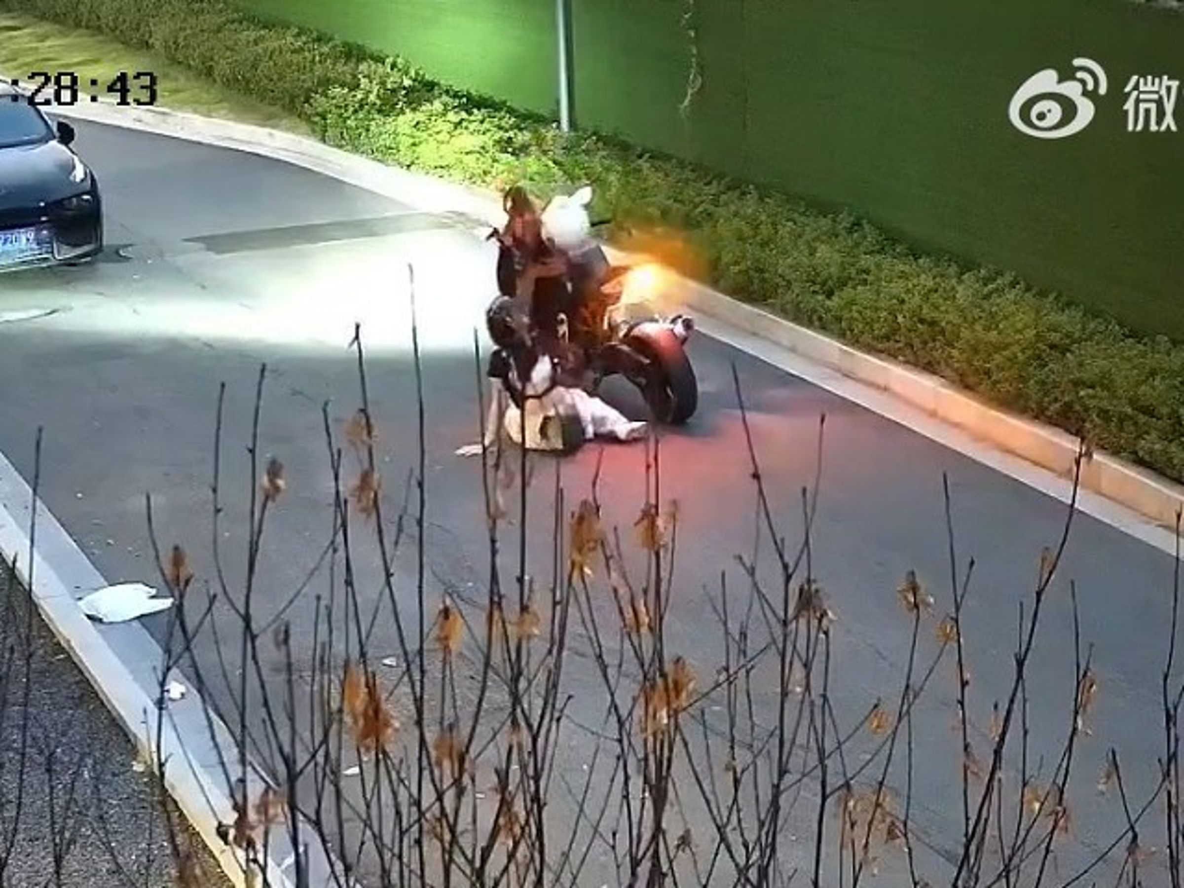 驚!正妹乘坐重機,意外慘遭輪胎「嚕尻川」磨爆蜜桃臀。(翻自微博)