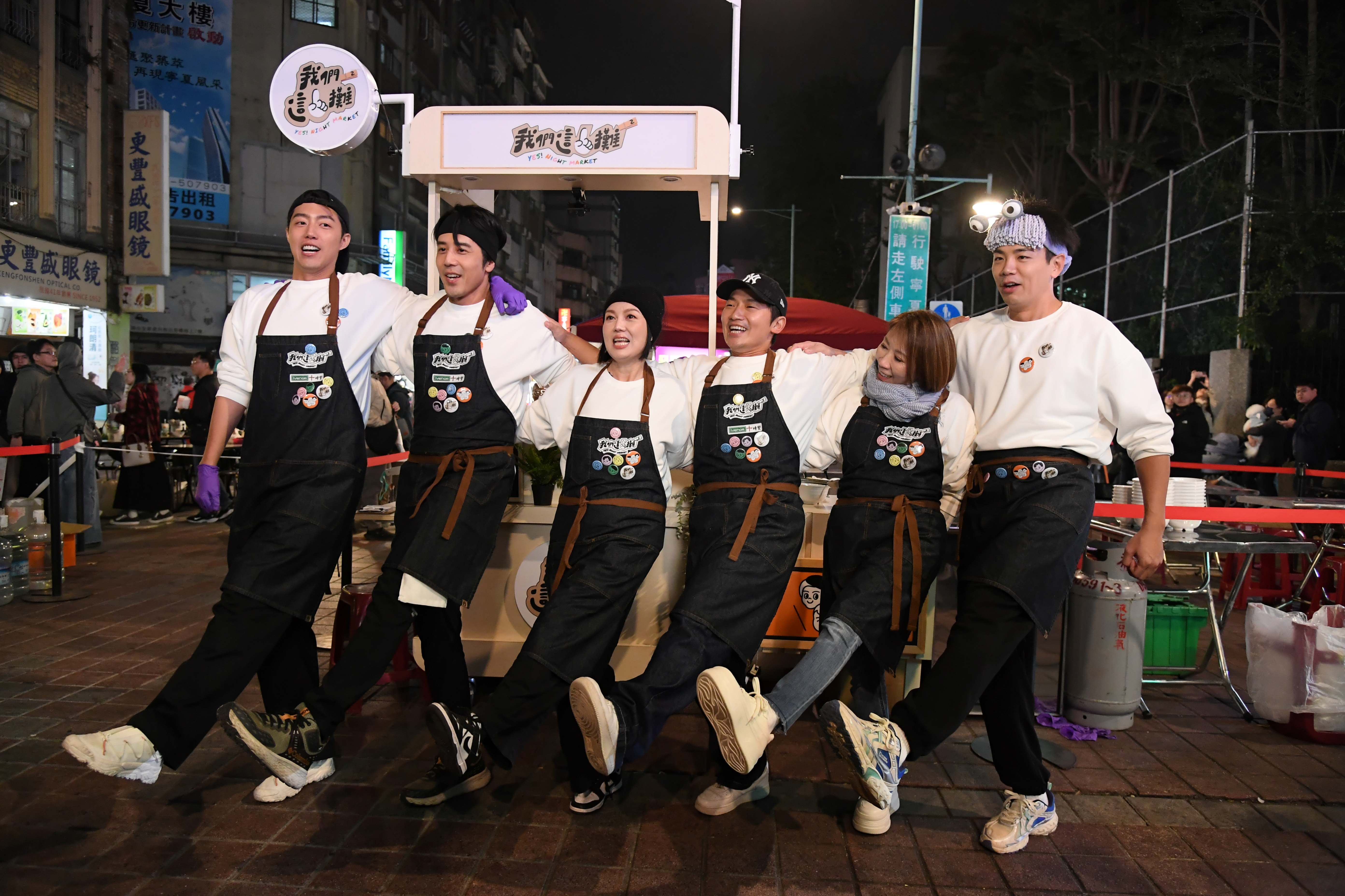 五位人氣攤主苗可麗、胡宇威、蔡昌憲、禾浩辰與蔡凡熙再度集結，奔走全台十大知名夜市。（三立提供）