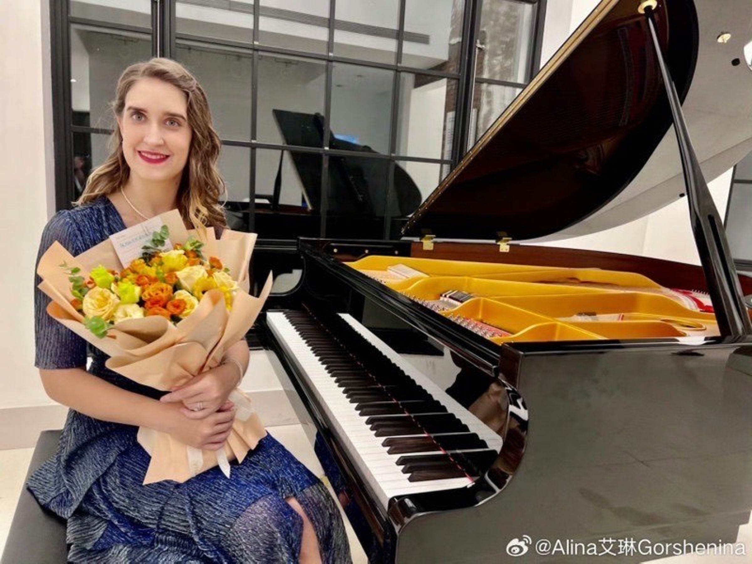 傳是黃品源新婚對象的俄羅斯美女鋼琴家艾琳。（翻攝自艾琳微博）