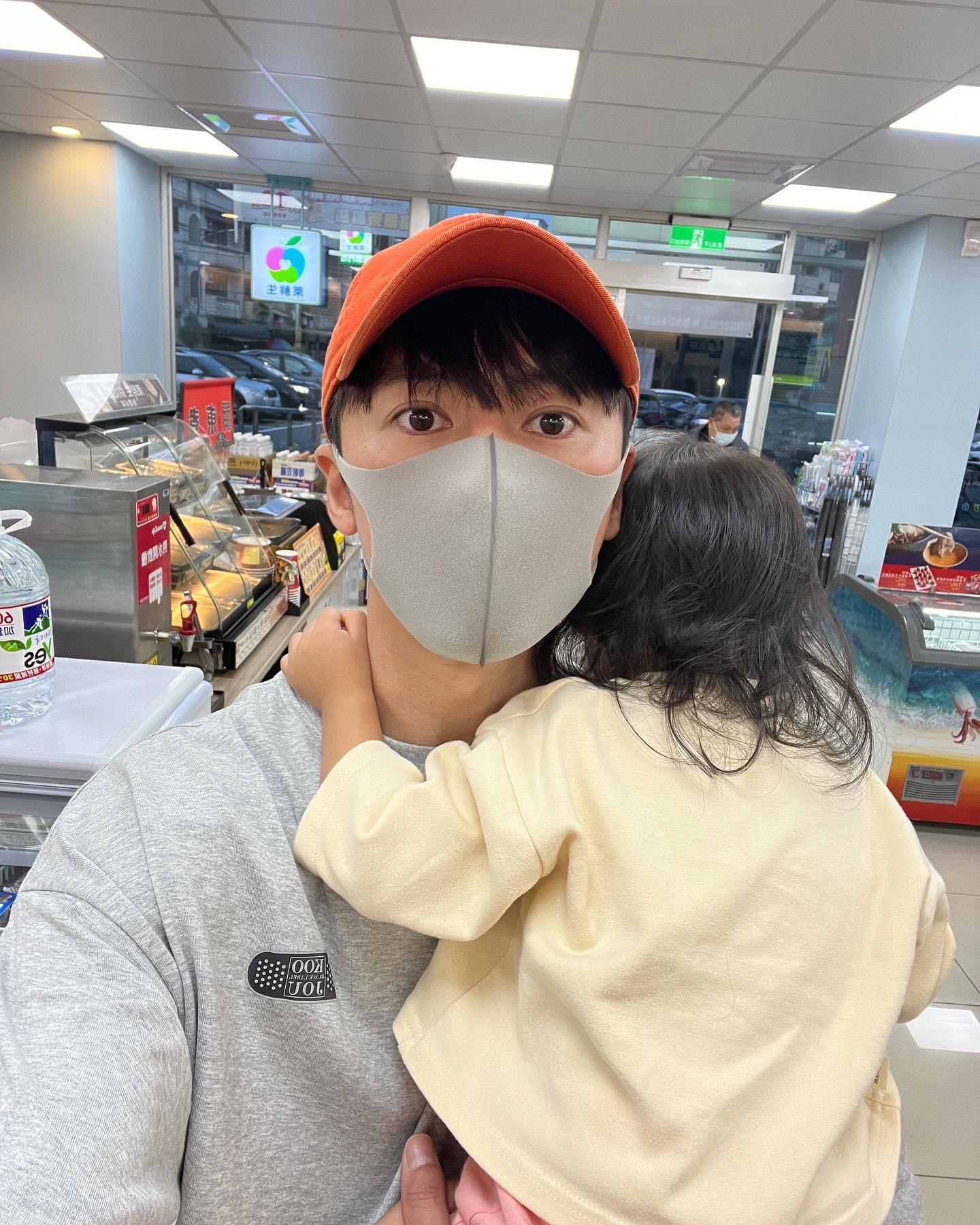 李國毅在妻子海外巡演的時候能夠一個人帶孩子。（翻攝自李國毅臉書）