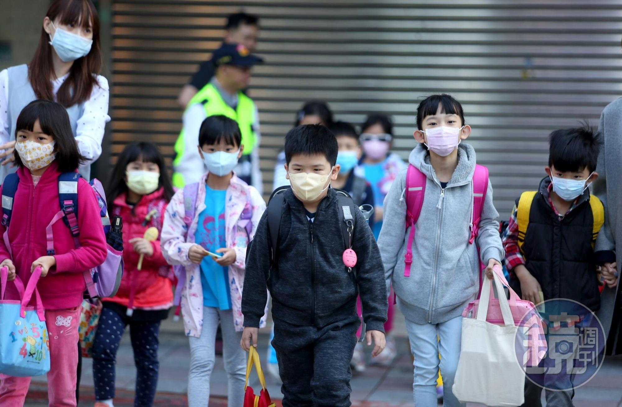 一對國小兄妹的學習日程表引發討論。（本刊資料照）