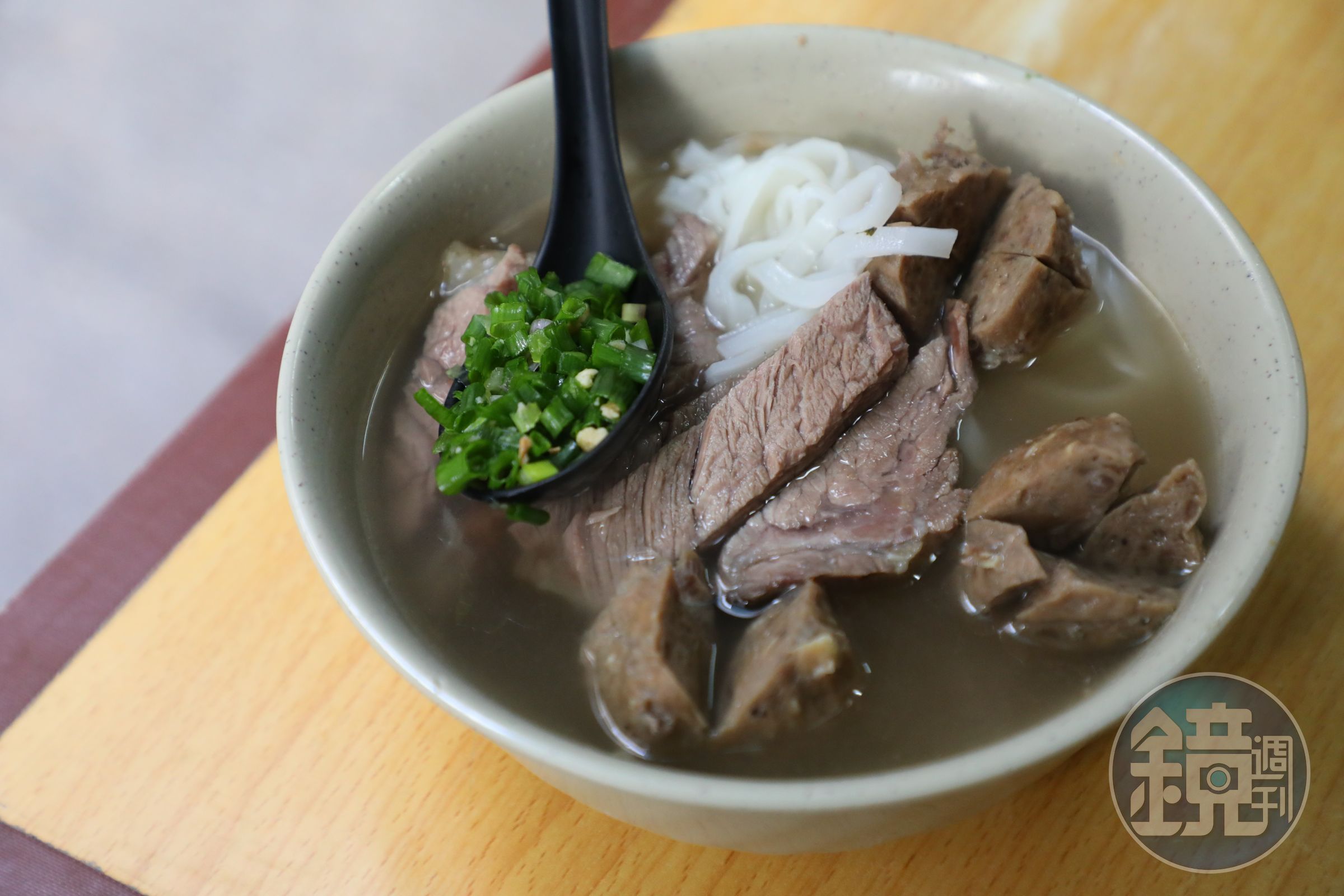 「水記」的強項是處理新鮮牛腩牛雜，「牛腩河」是招牌之一。（單拼，港幣45元／碗）