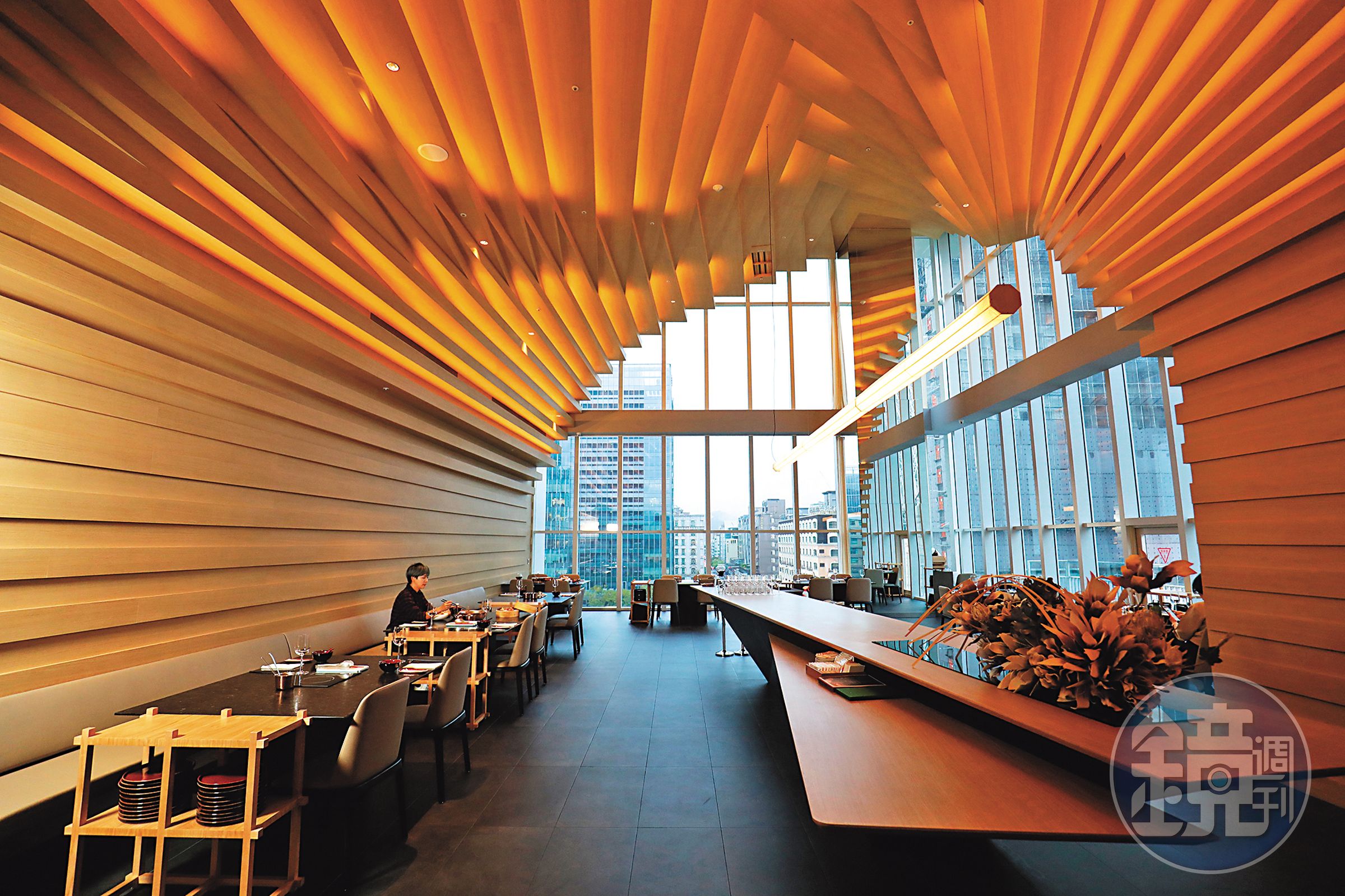 餐廳空間邀請到建築大師隈研吾親自設計,以大量木質建材為主軸,營造有如置身巨大海蝕洞中的包覆感。