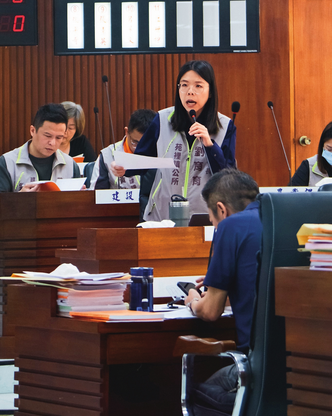 劉育育（中）在會議上接受鎮民代表質詢。（翻攝苑裡鎮長劉育育臉書）