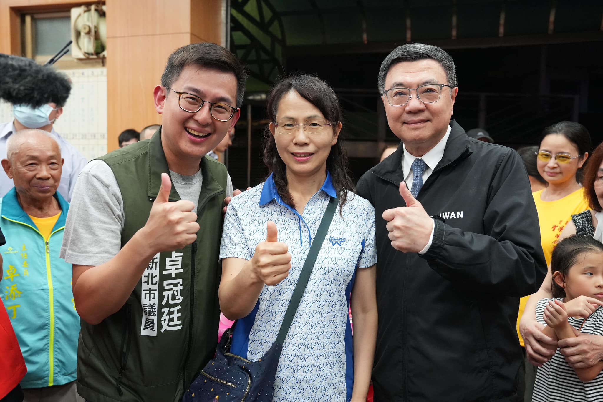 行政院長卓榮泰（右）以及當地議員卓冠廷（左）都出席了王爺聖誕活動，而近期備受矚目的鶯歌女兒林郁婷的母親（中）也到場參與。（翻攝臉書@卓冠廷）