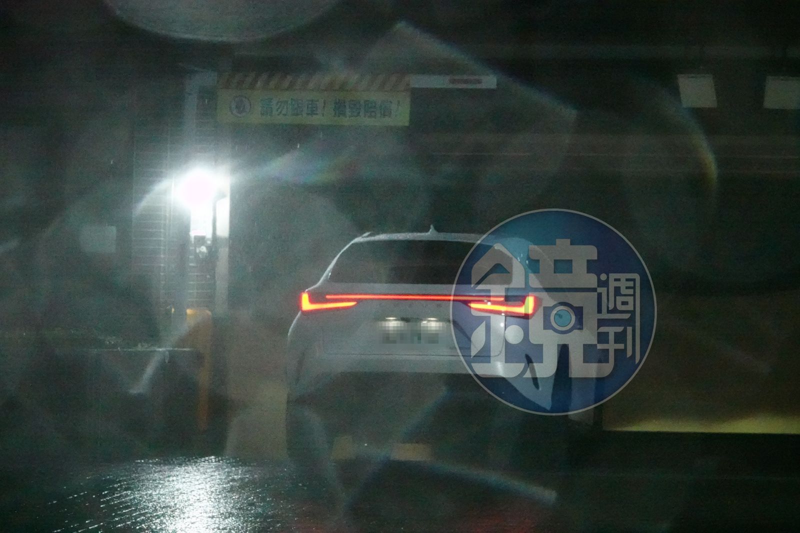 23日晚上，本刊直擊許芊芊與老公開車進入松丹達麗豪宅社區，陳幸妤懷疑該豪宅頭期款是趙建銘出的