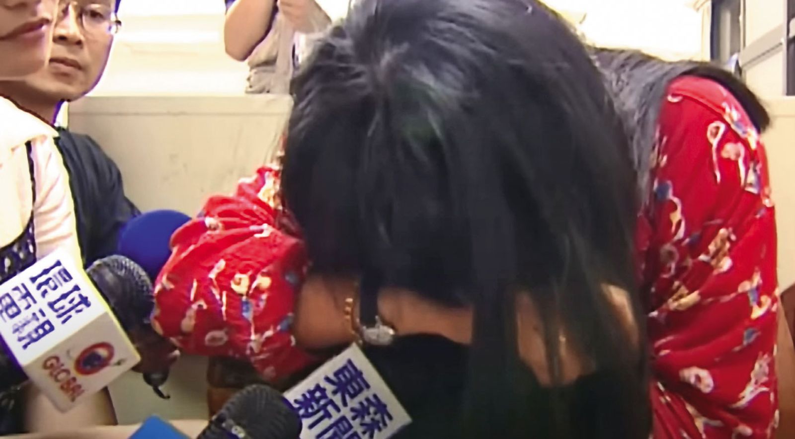 死者的媽媽痛失愛女,在鏡頭前激動落淚。(翻攝東森新聞)