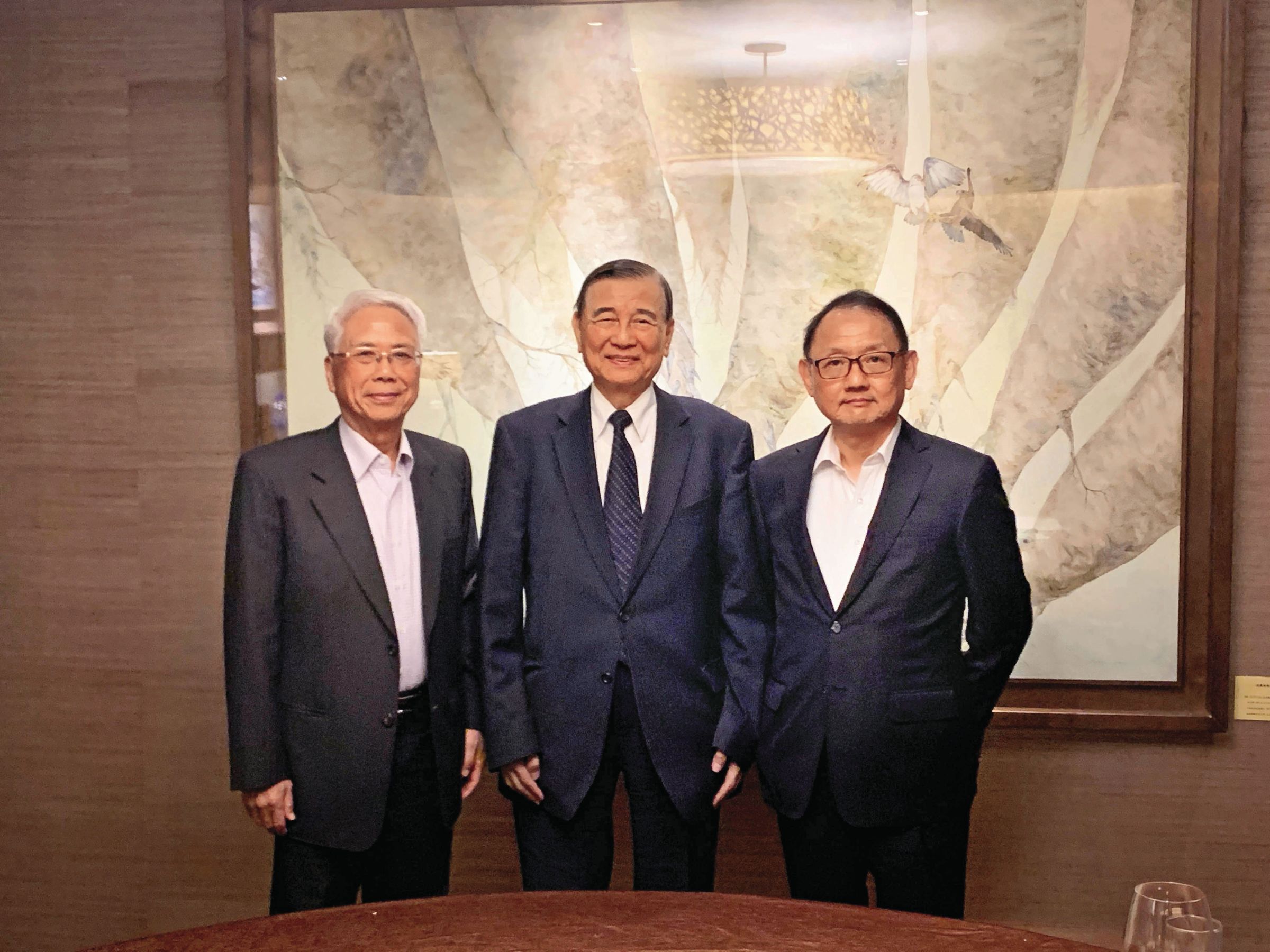 東元現由大股東華新麗華董事長焦佑倫（右）與寶佳機構創辦人林陳海（左）共治，東元集團會長黃茂雄（中）則為股東。