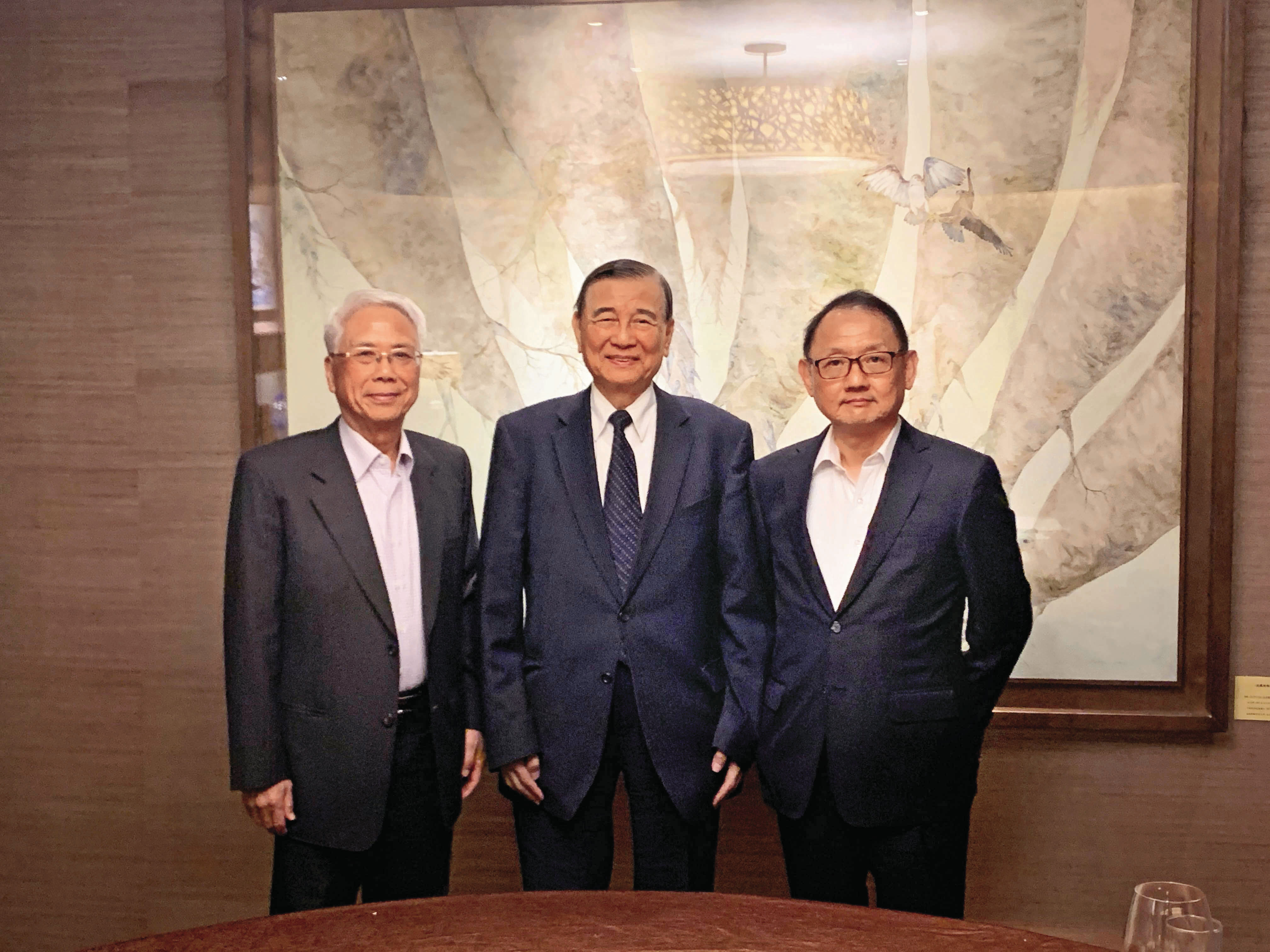 東元現由大股東華新麗華董事長焦佑倫(右)與寶佳機構創辦人林陳海(左)共治,東元集團會長黃茂雄(中)則為股東。