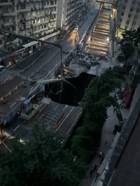 成都地鐵施工時突地面塌陷。（翻攝微博）