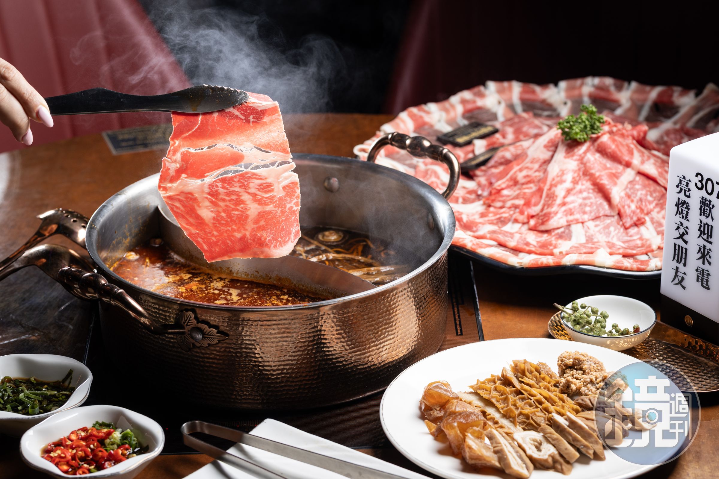 湯底可以選擇鴛鴦鍋兩種鍋底，點套餐CP值最高，包含肉品、蔬菜盤、火鍋料、副食與一份炸物。