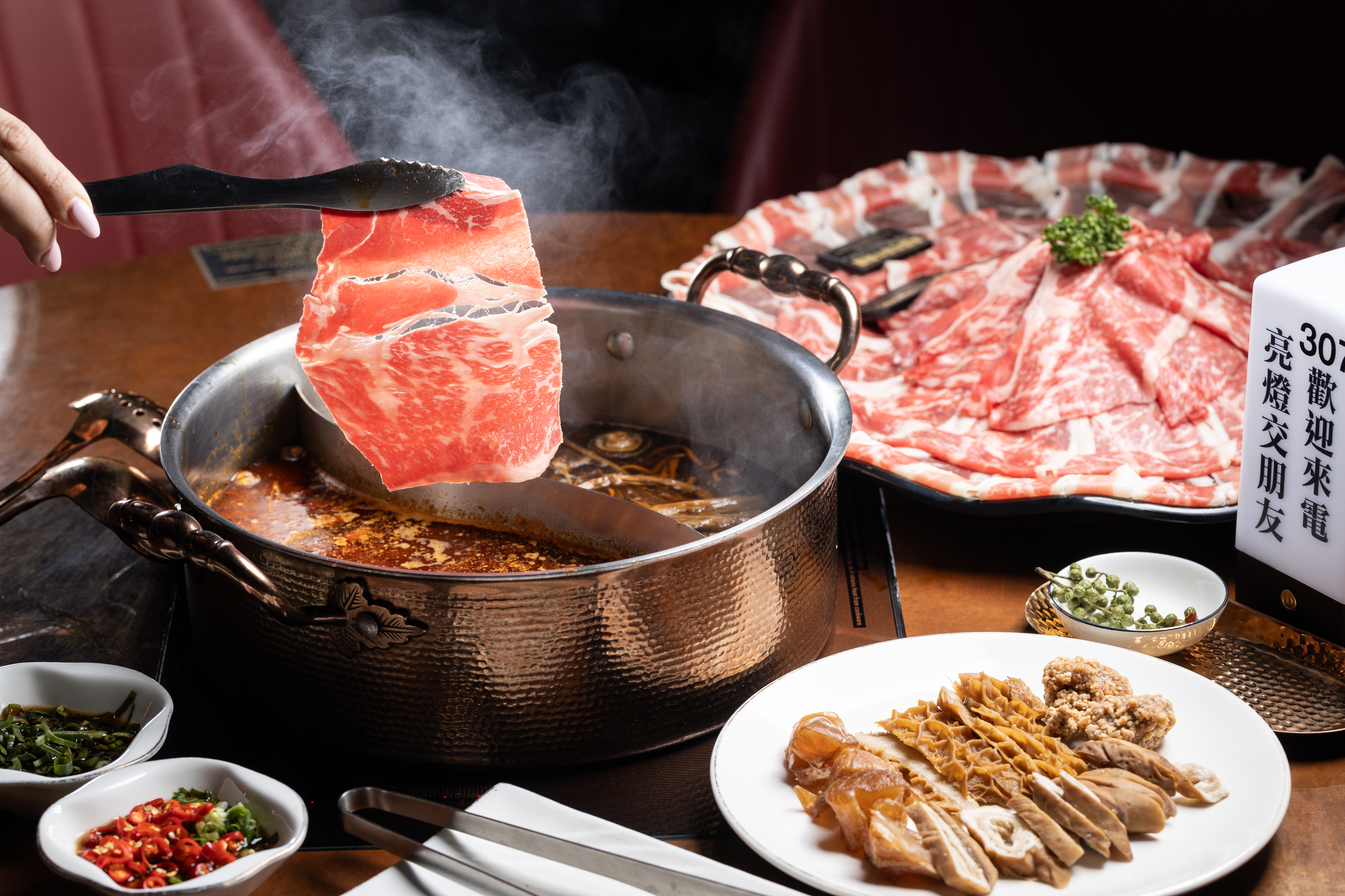 湯底可以選擇鴛鴦鍋兩種鍋底，點套餐CP值最高，包含肉品、蔬菜盤、火鍋料、副食與一份炸物。