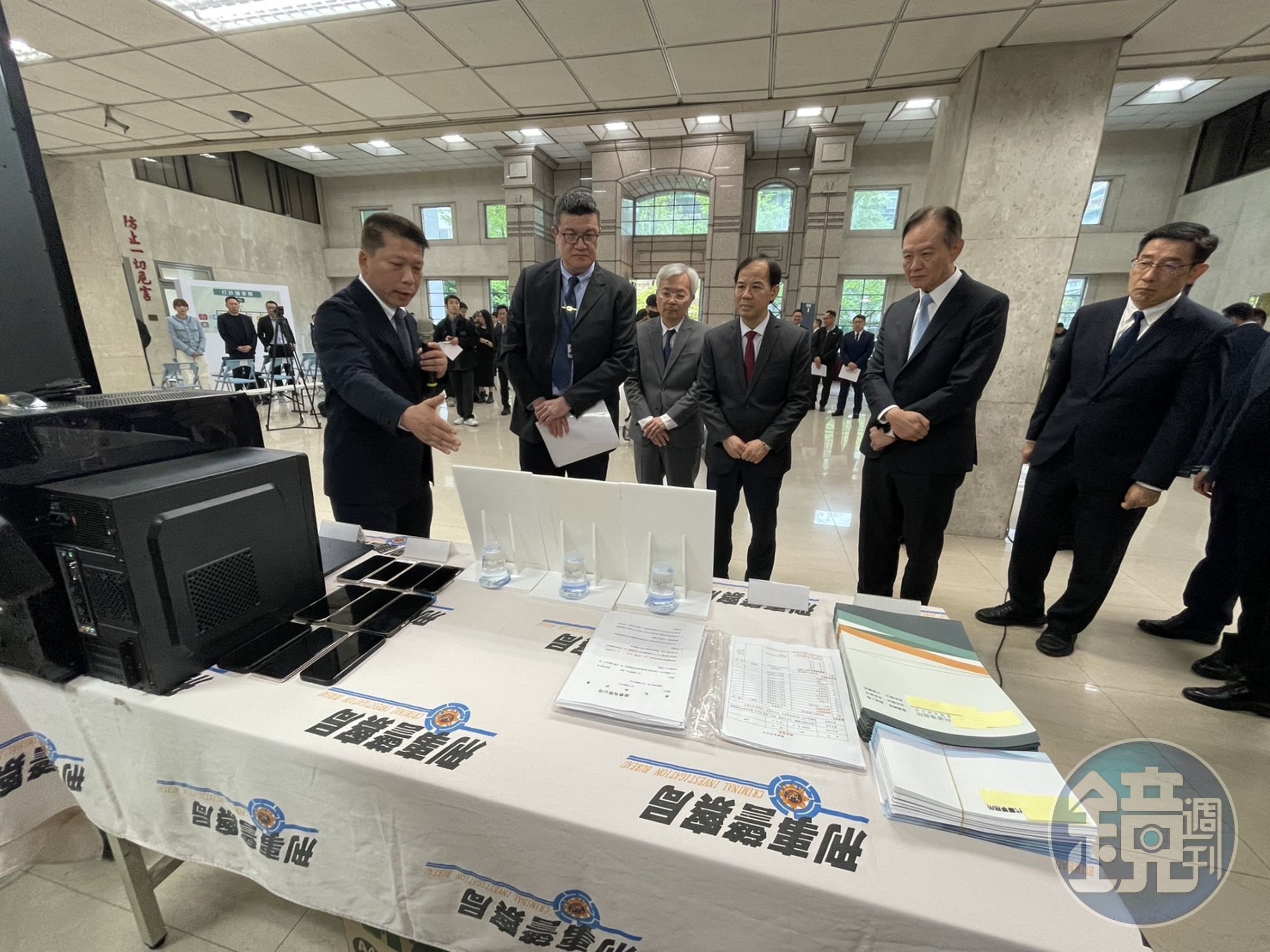 行政院打擊詐欺指揮中心指揮官馬士元（左2）視察查緝成果 。