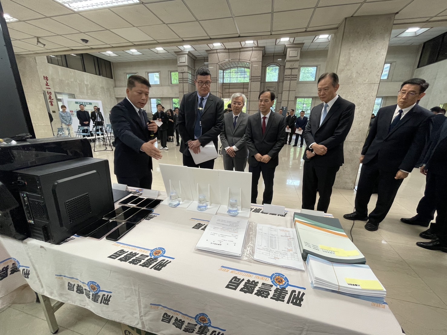 行政院打擊詐欺指揮中心指揮官馬士元（左2）視察查緝成果 。