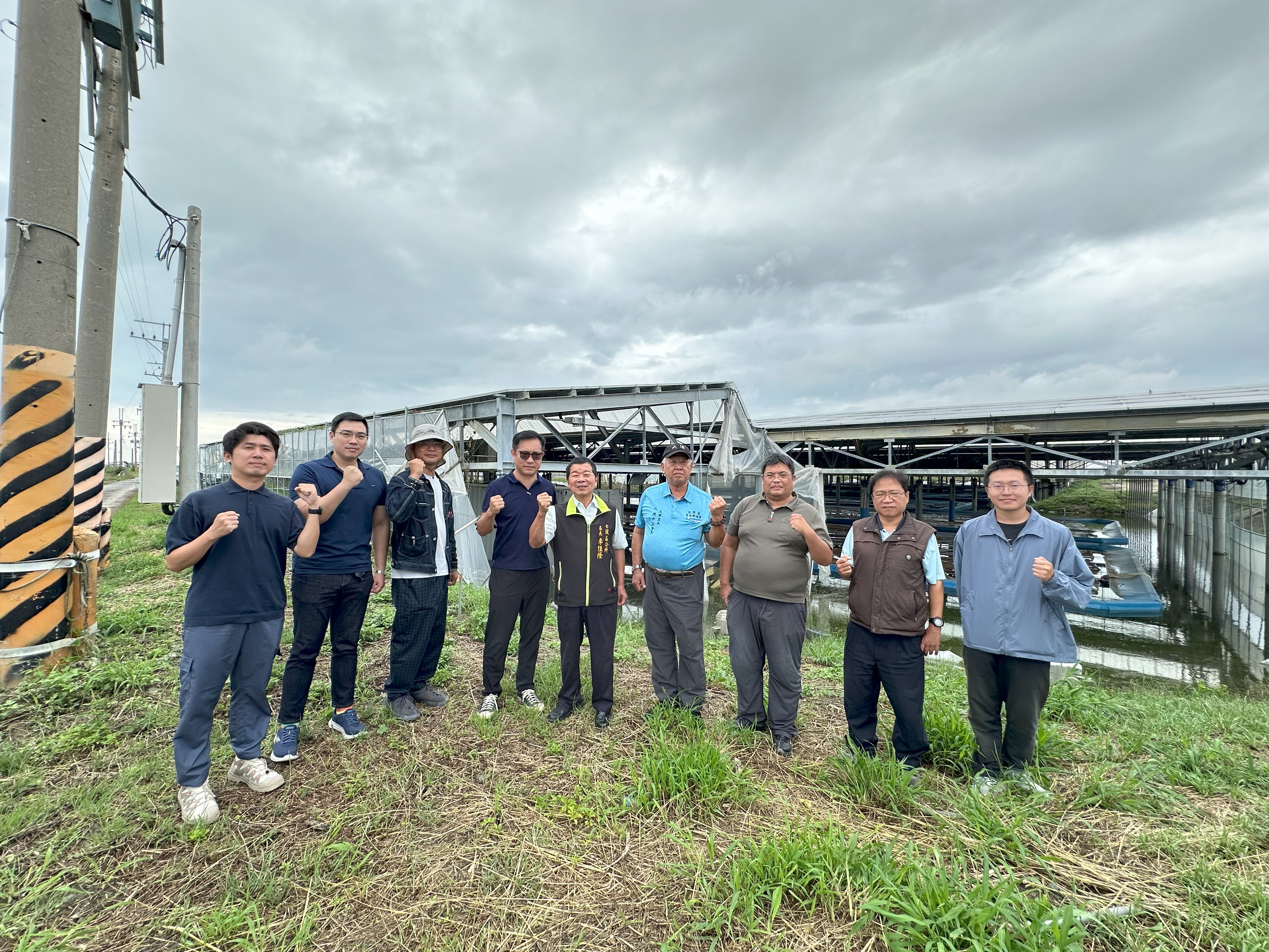 會後七股區長與里長、農業局、農建處七股工作站等共同合影,共同表達支持新和能源團隊進駐改善之決心。