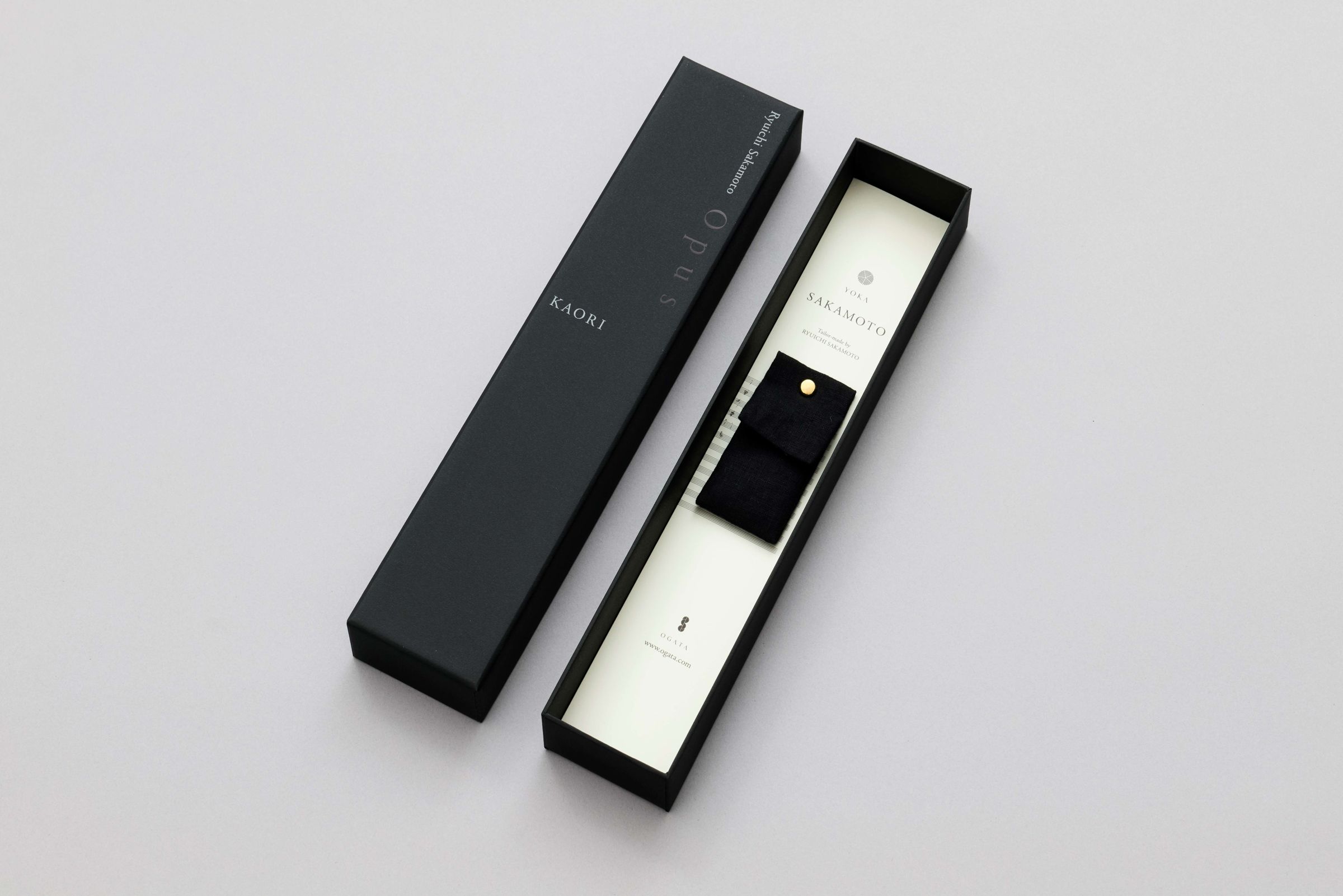 坂本龍一《Opus》豪華版BOX還將有「匂い香」香囊，坂本龍一生前日常隨身攜帶此香氛。（avex entertainment提供）