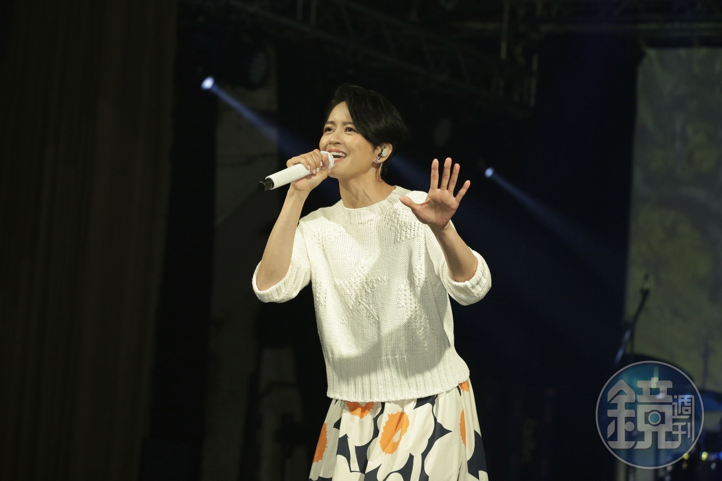 梁詠琪冒著風雨到Legacy彩排。