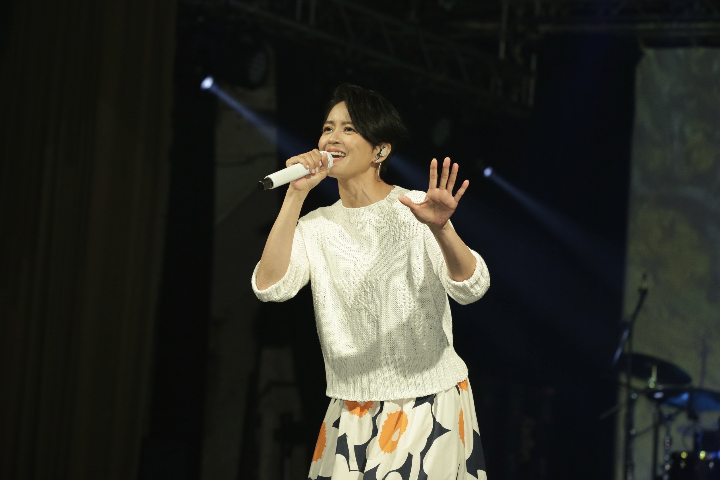 梁詠琪冒著風雨到Legacy彩排。