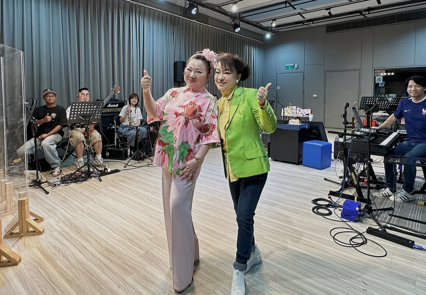 翁倩玉與好友白冰冰合體綵排，兩人將攜手演唱江蕙經典歌曲〈家後〉。（大大娛樂提供）