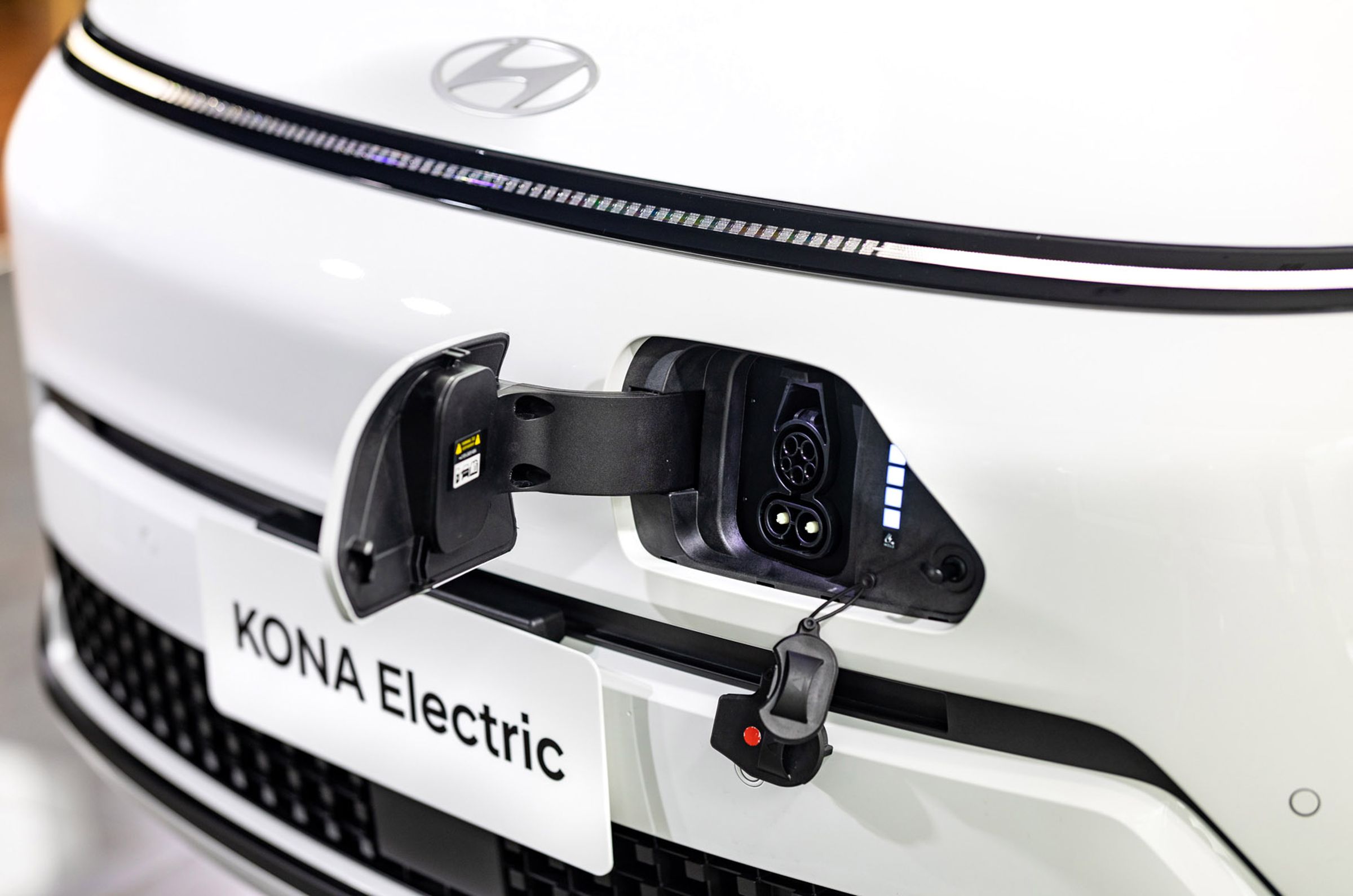 大改款HYUNDAI KONA Electric支援 CCS1 快充和 J1772 慢充規格,搭載 48.6kWh 容量電池,在 NEDC 測試標準下續航力達 448 公里,且快充模式下只需 10 分鐘就能補充足夠行駛 100 公里的電量。