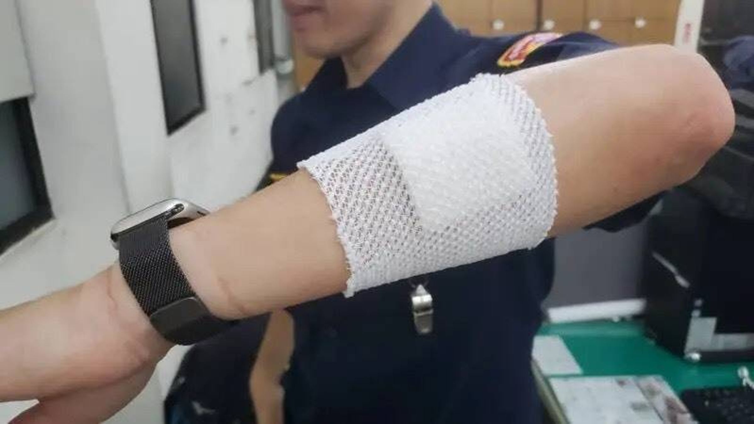 警察的手臂被酒杯割傷。（警方提供）