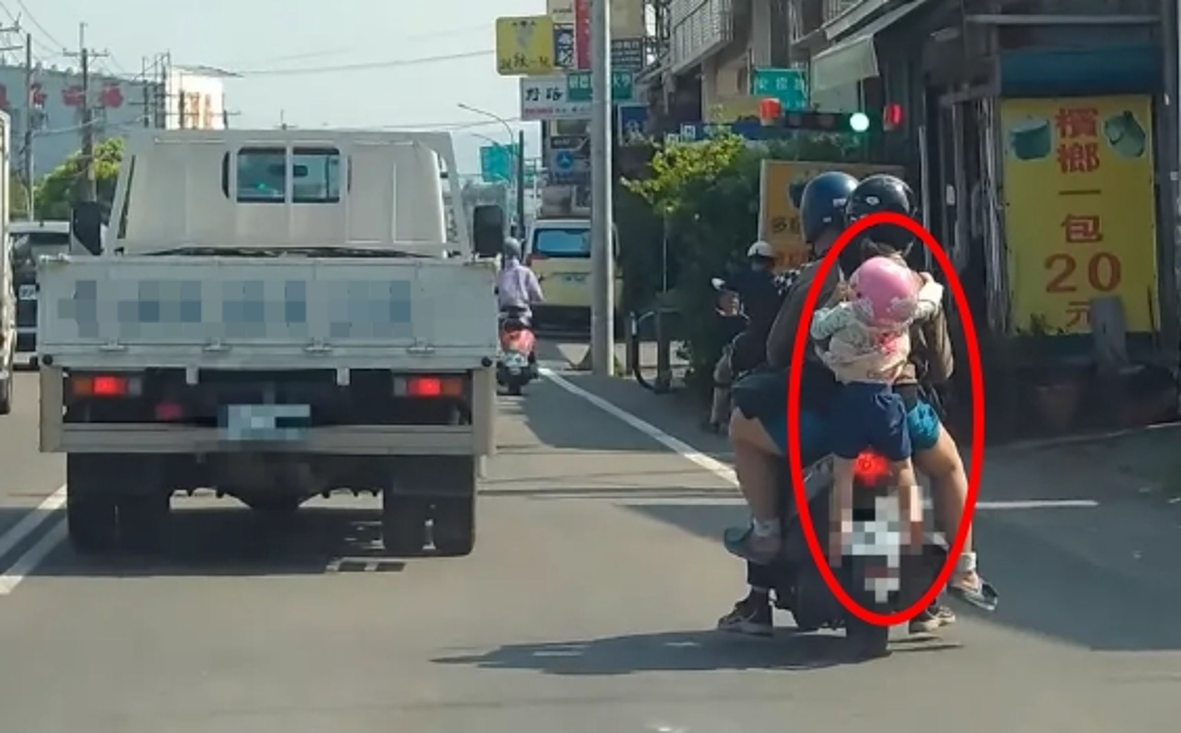 畫面中可見女子背著幼童騎車，孩子雙腿懸空緊抓媽媽肩膀，驚險畫面曝光引爆公憤。（翻攝自YT/WoWtchout - 地圖型行車影像分享平台）