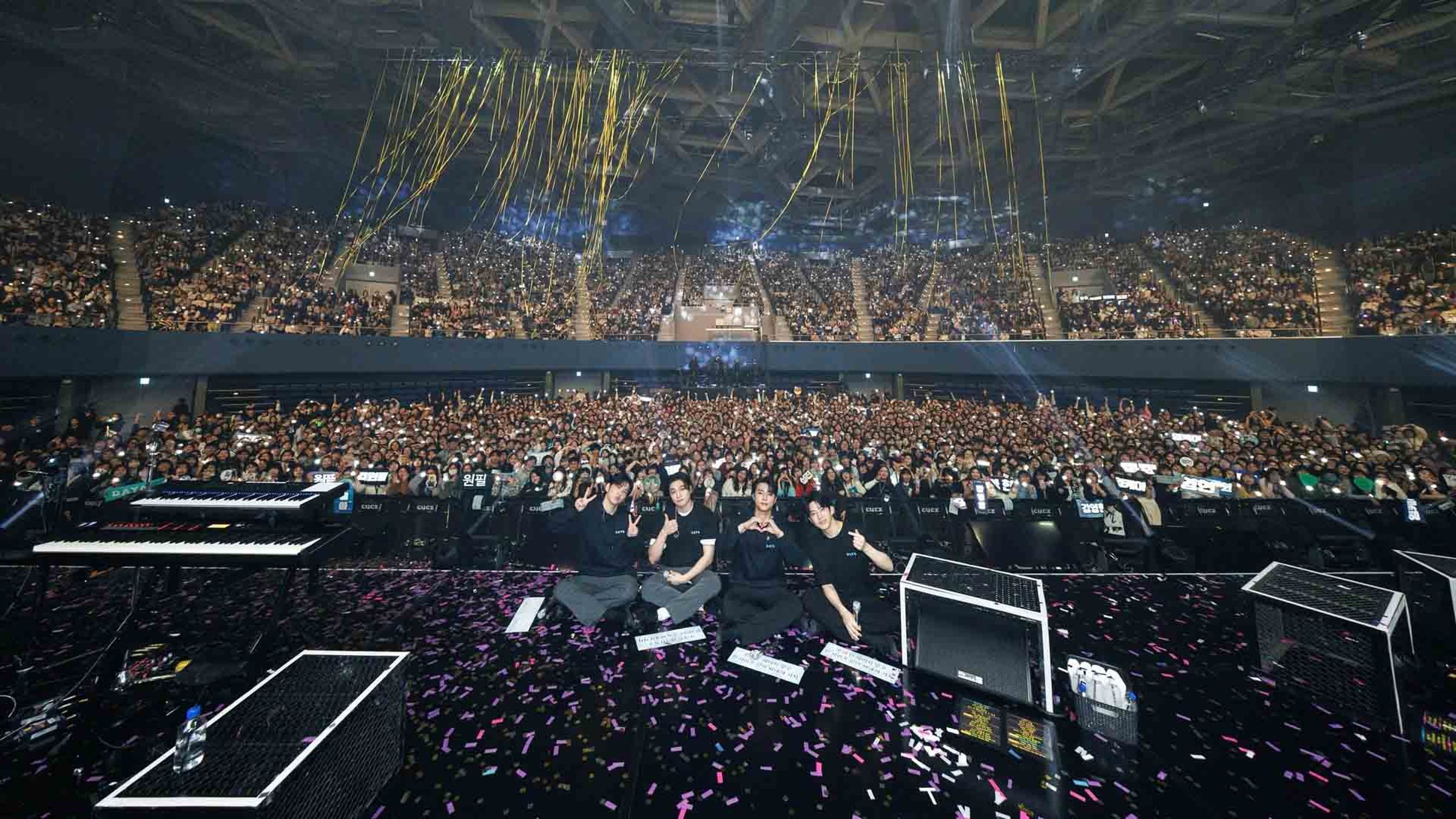 韓國男團DAY6昨（18日）在高流開唱，與歌迷留下紀念合照。（Live Nation Taiwan提供）