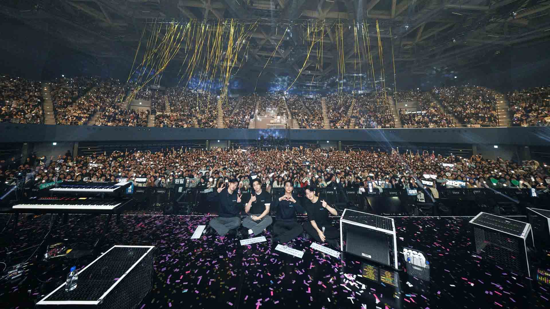 韓國男團DAY6昨（18日）在高流開唱，與歌迷留下紀念合照。（Live Nation Taiwan提供）