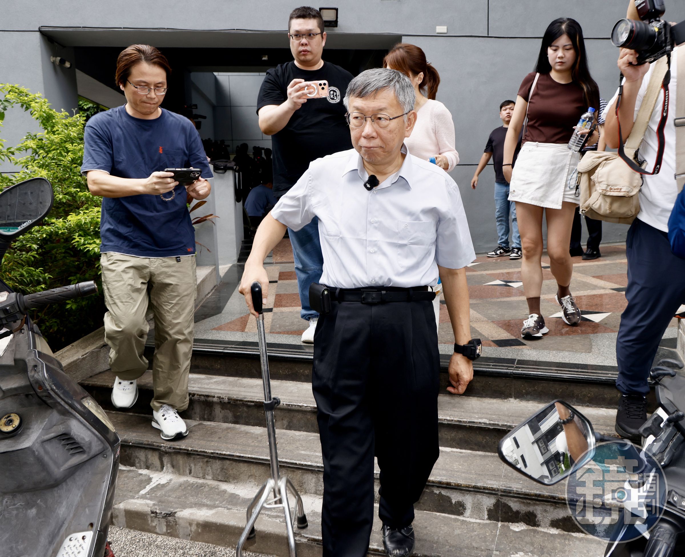 涉貪的民眾黨主席前柯文哲至仁愛派出所更換科控手鐶，9月8日將至高院出庭。