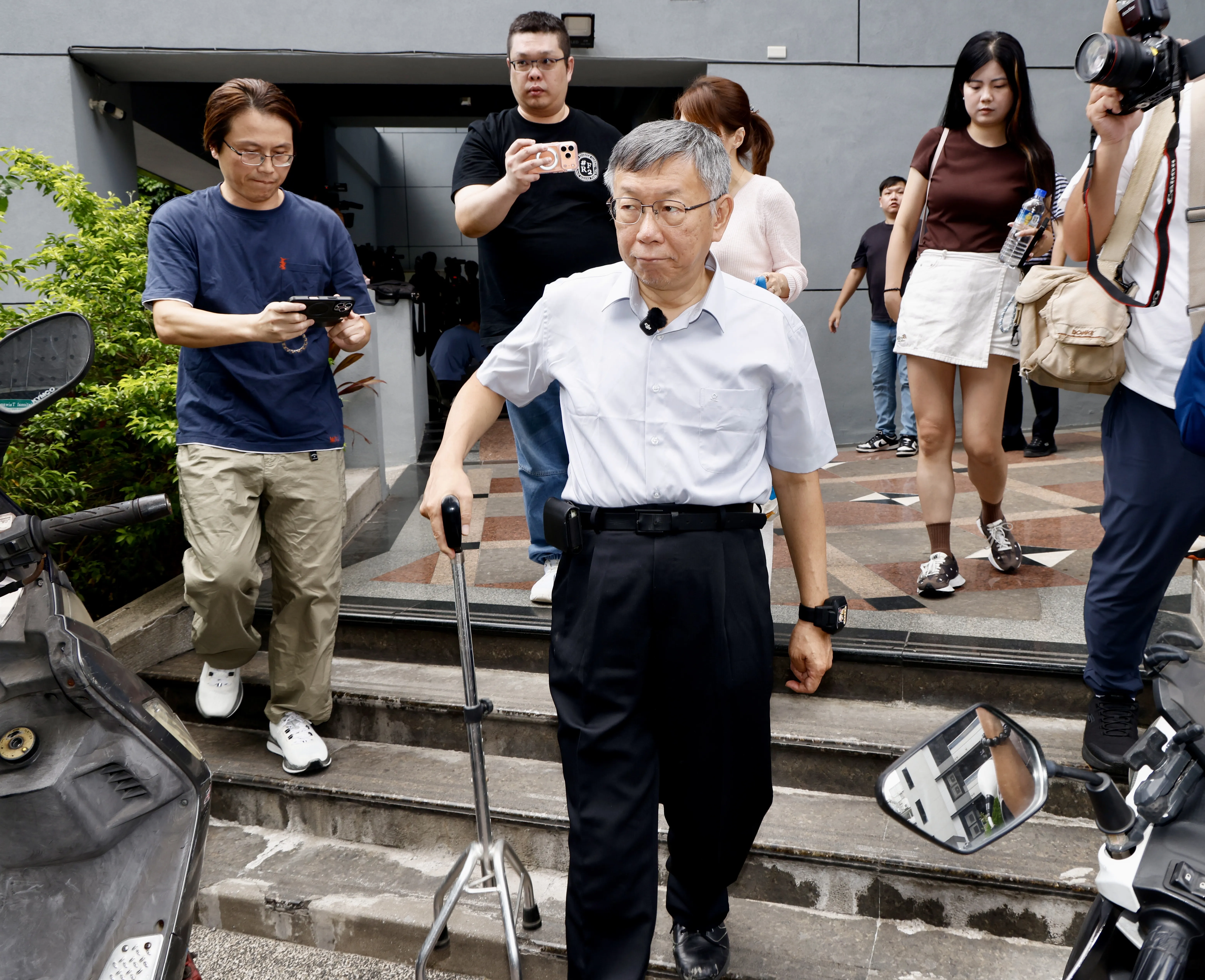 涉貪的民眾黨主席前柯文哲至仁愛派出所更換科控手鐶，9月8日將至高院出庭。
